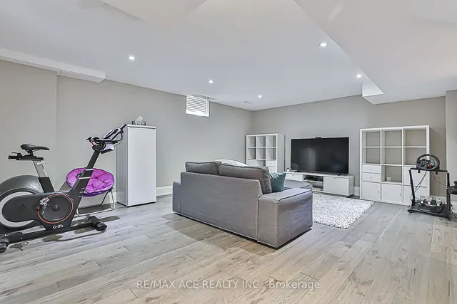 Additional property image - 3206 Sorrento Cres