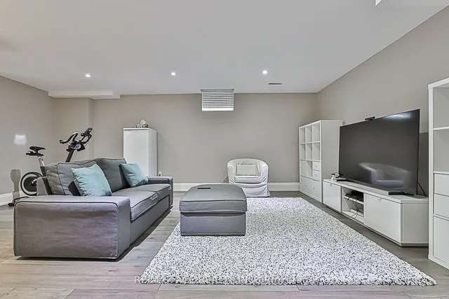 Additional property image - 3206 Sorrento Cres