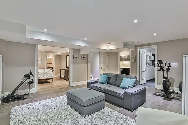 Additional property image - 3206 Sorrento Cres