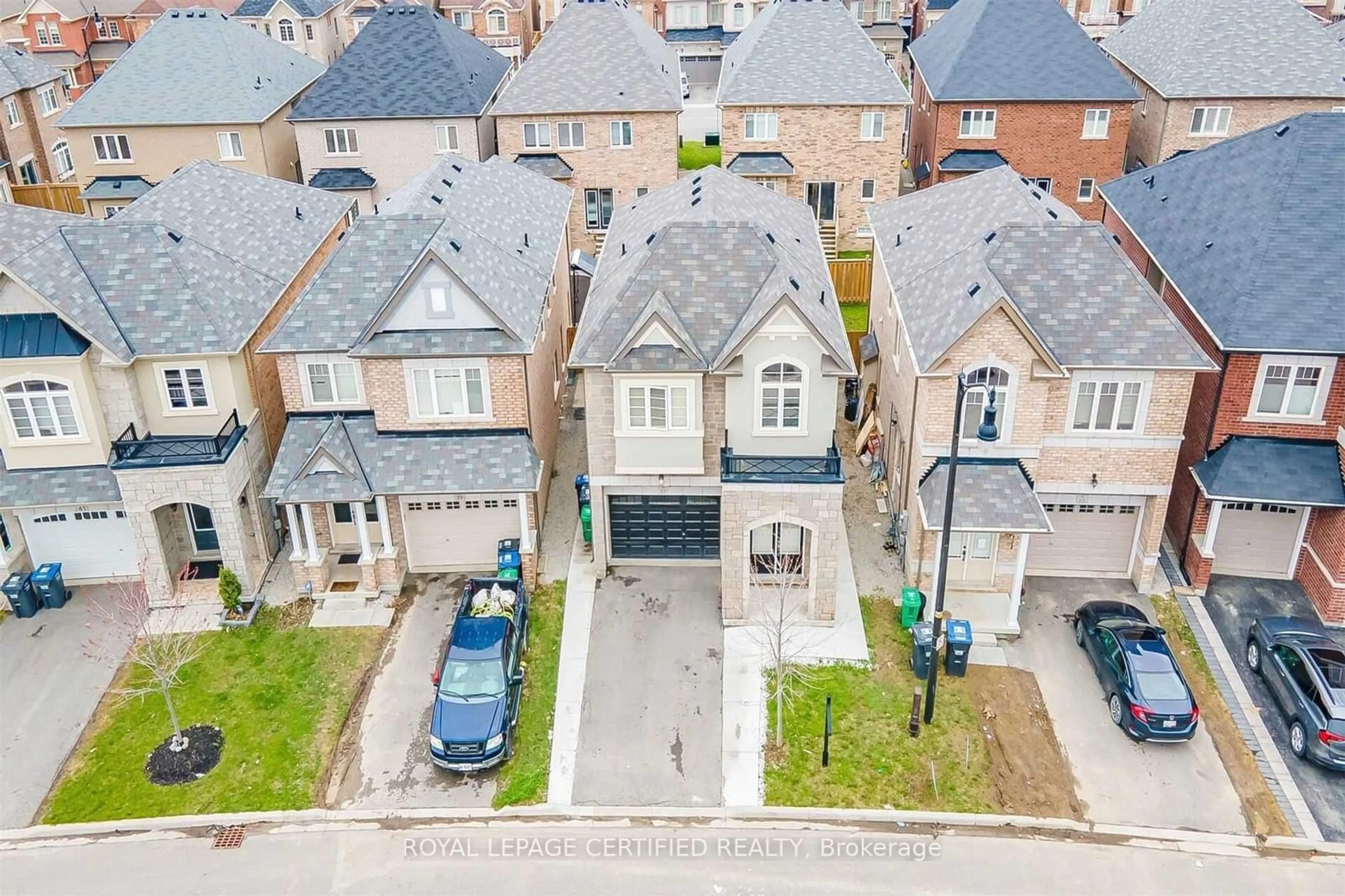 A pic from outside/outdoor area/front of a property/back of a property/a pic from drone, street for 37 Lola Cres, Brampton Ontario L7A 4J8