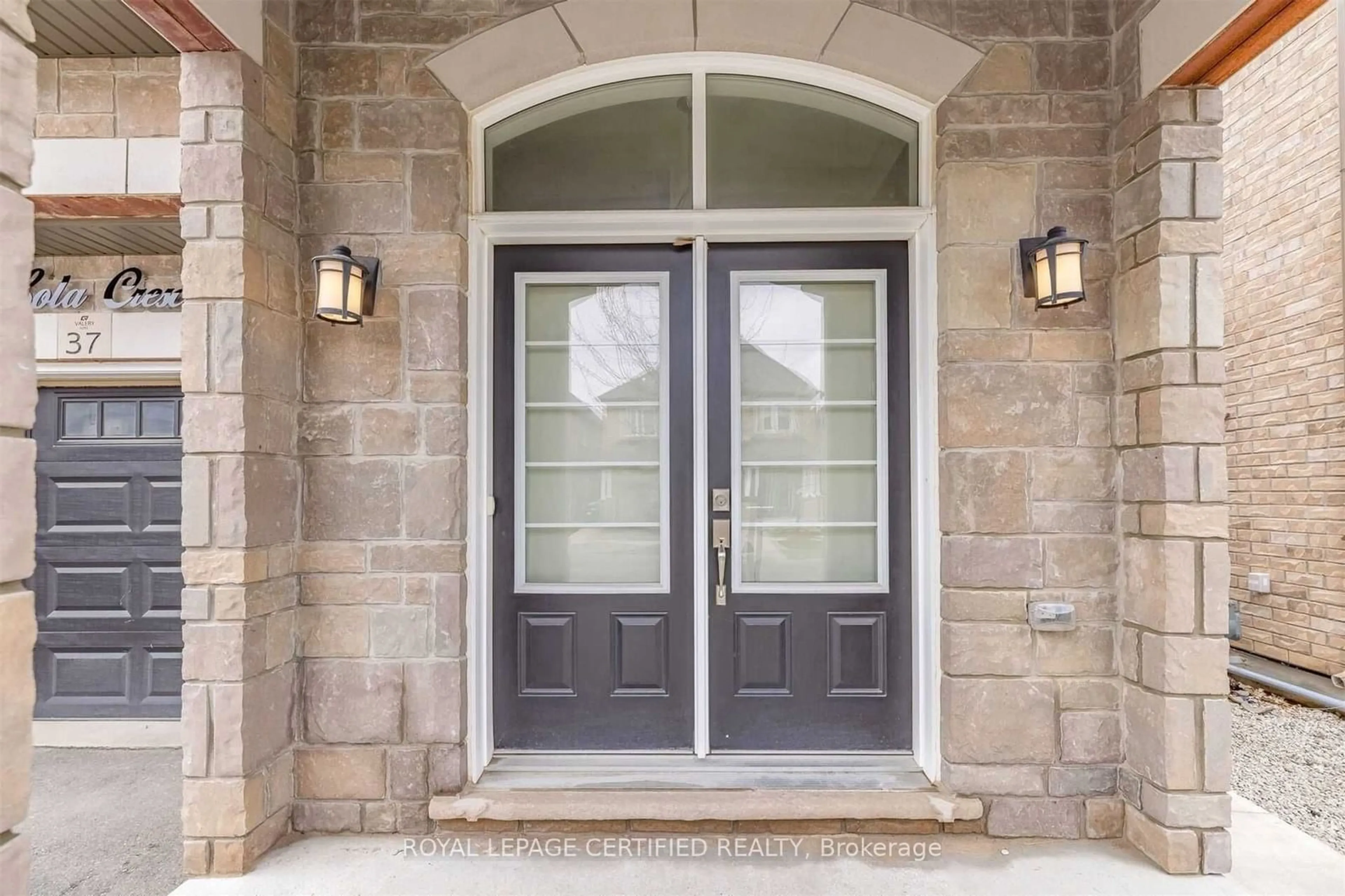 Indoor entryway for 37 Lola Cres, Brampton Ontario L7A 4J8