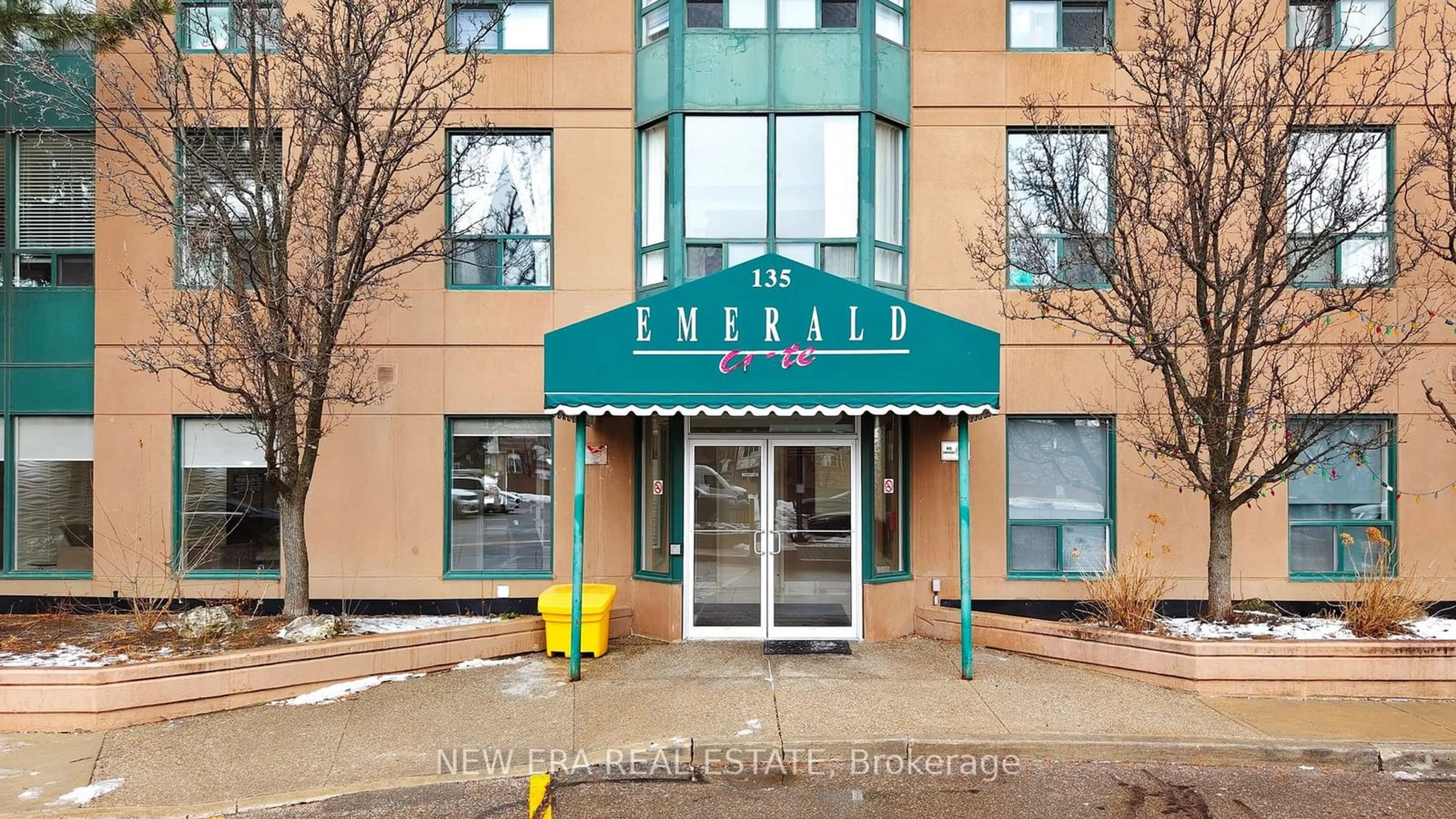 Indoor foyer for 135 Hillcrest Ave #1014, Mississauga Ontario L5B 4B1