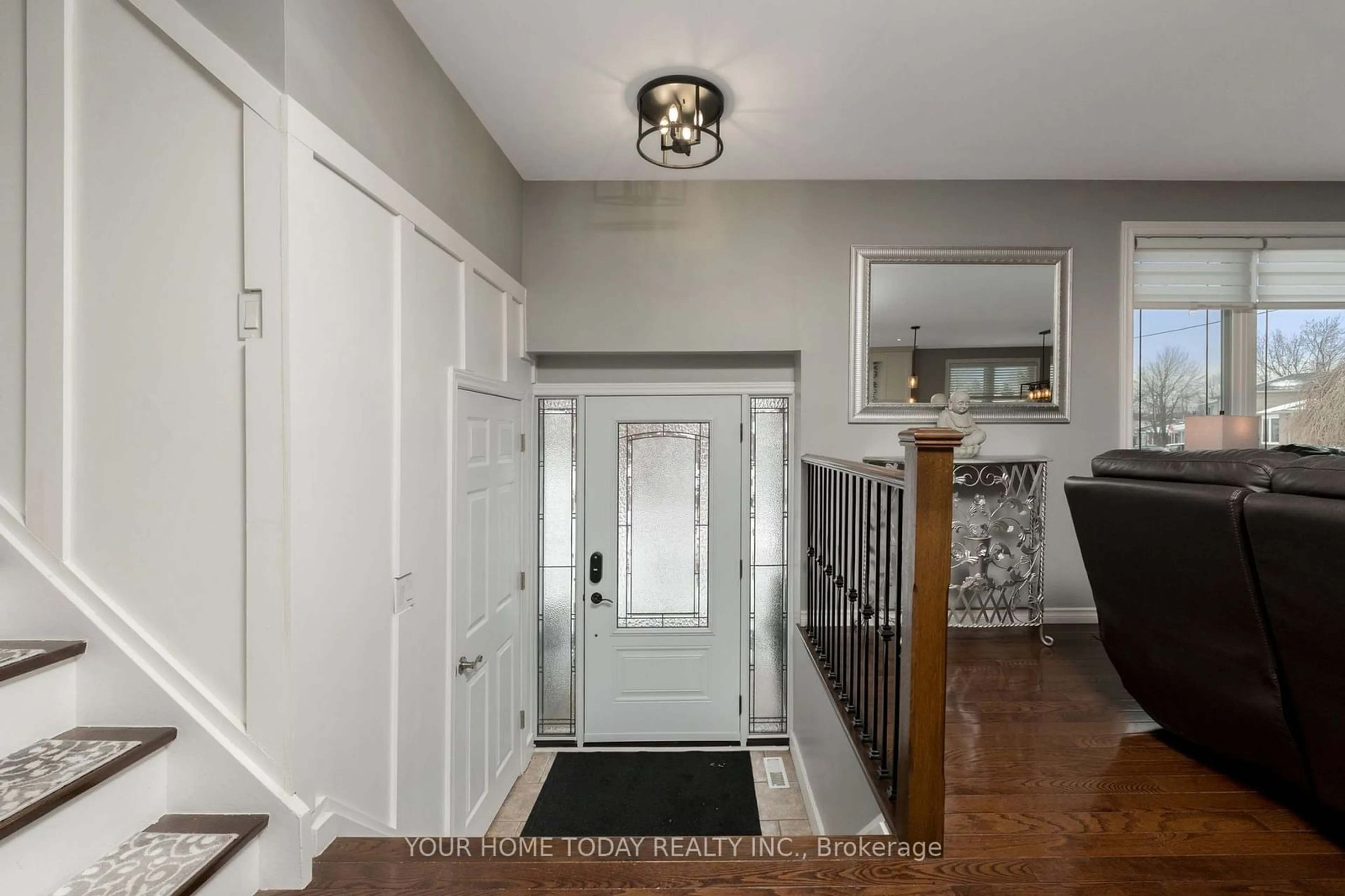 Indoor foyer for 68 Marilyn Cres, Halton Hills Ontario L7G 1K4