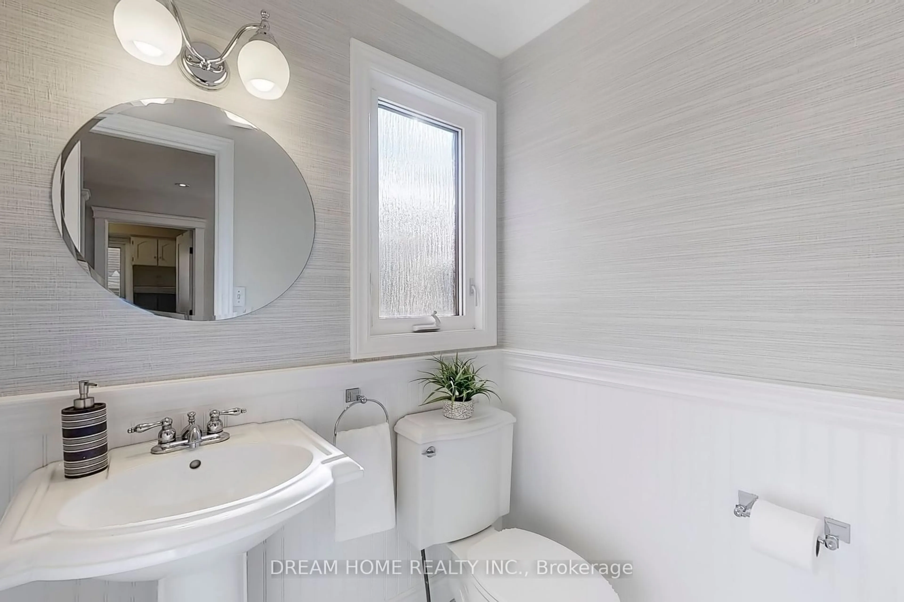 Standard bathroom, ceramic/tile floor for 920 Glendale Crt, Burlington Ontario L7R 4J3