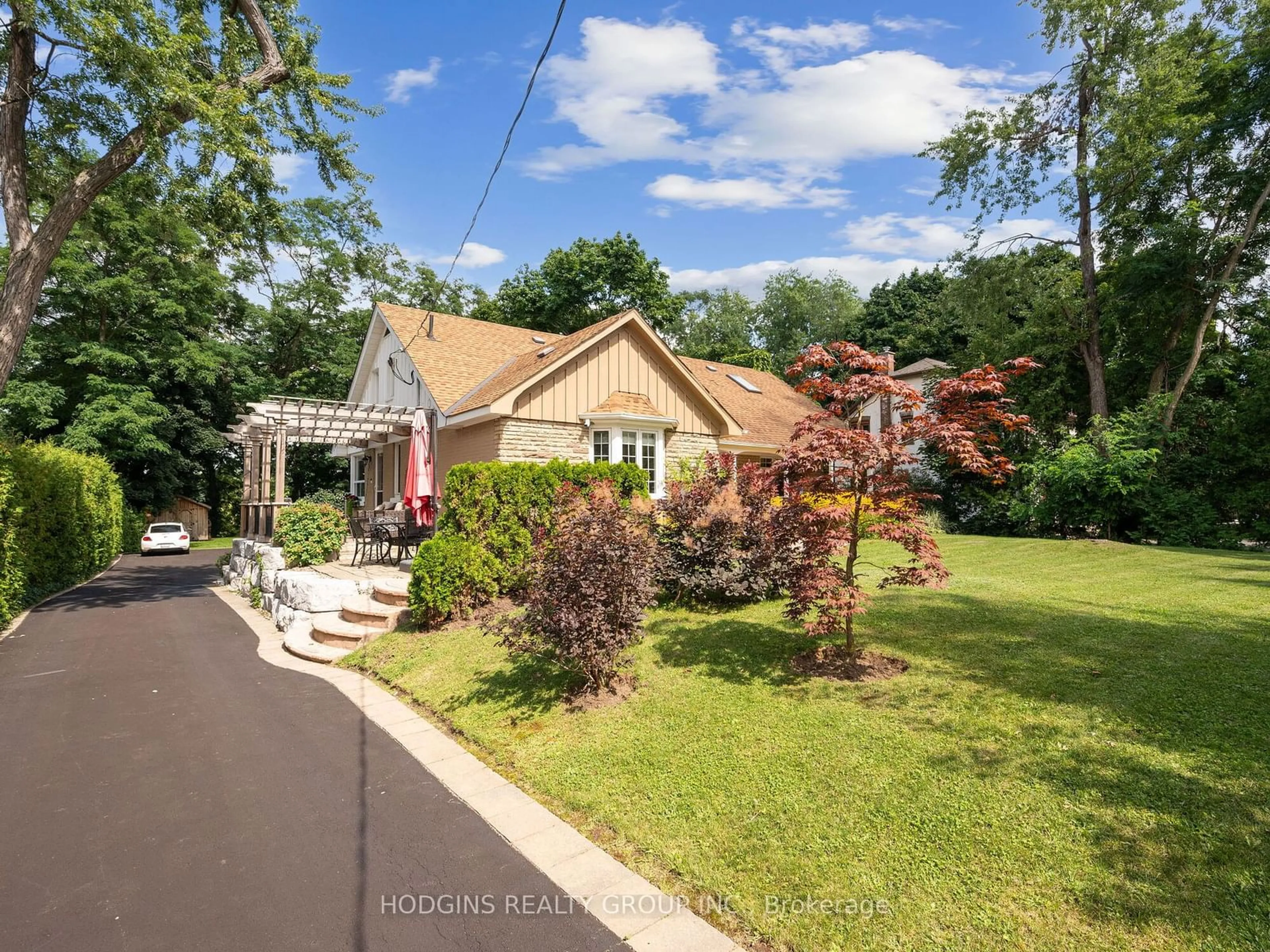 A pic from outside/outdoor area/front of a property/back of a property/a pic from drone, street for 353 Queen St, Mississauga Ontario L5M 1M3