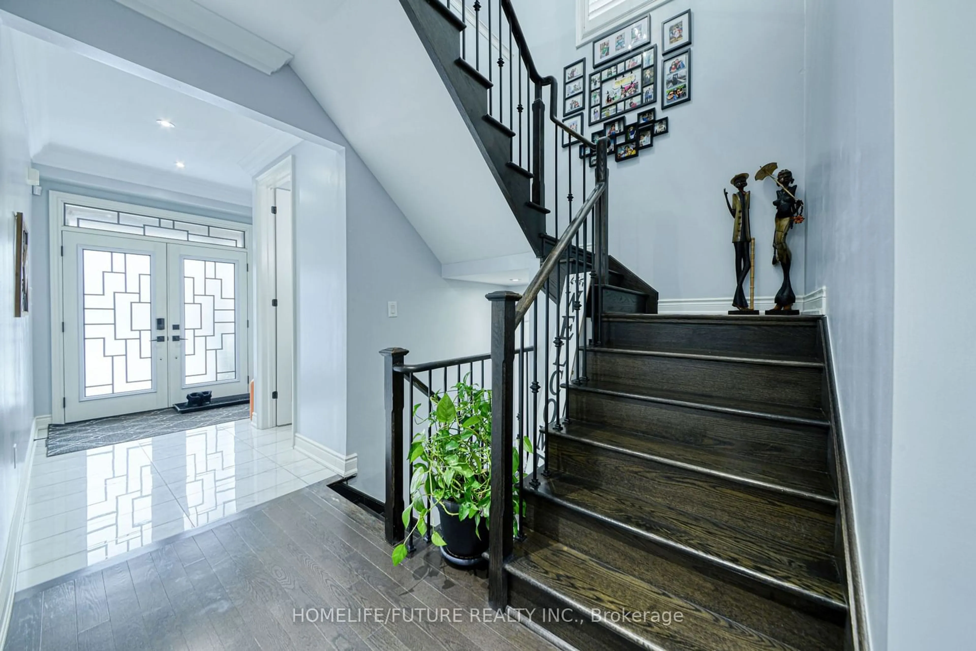 Indoor entryway for 14 Dancing Waters Rd, Brampton Ontario L6Y 6B5