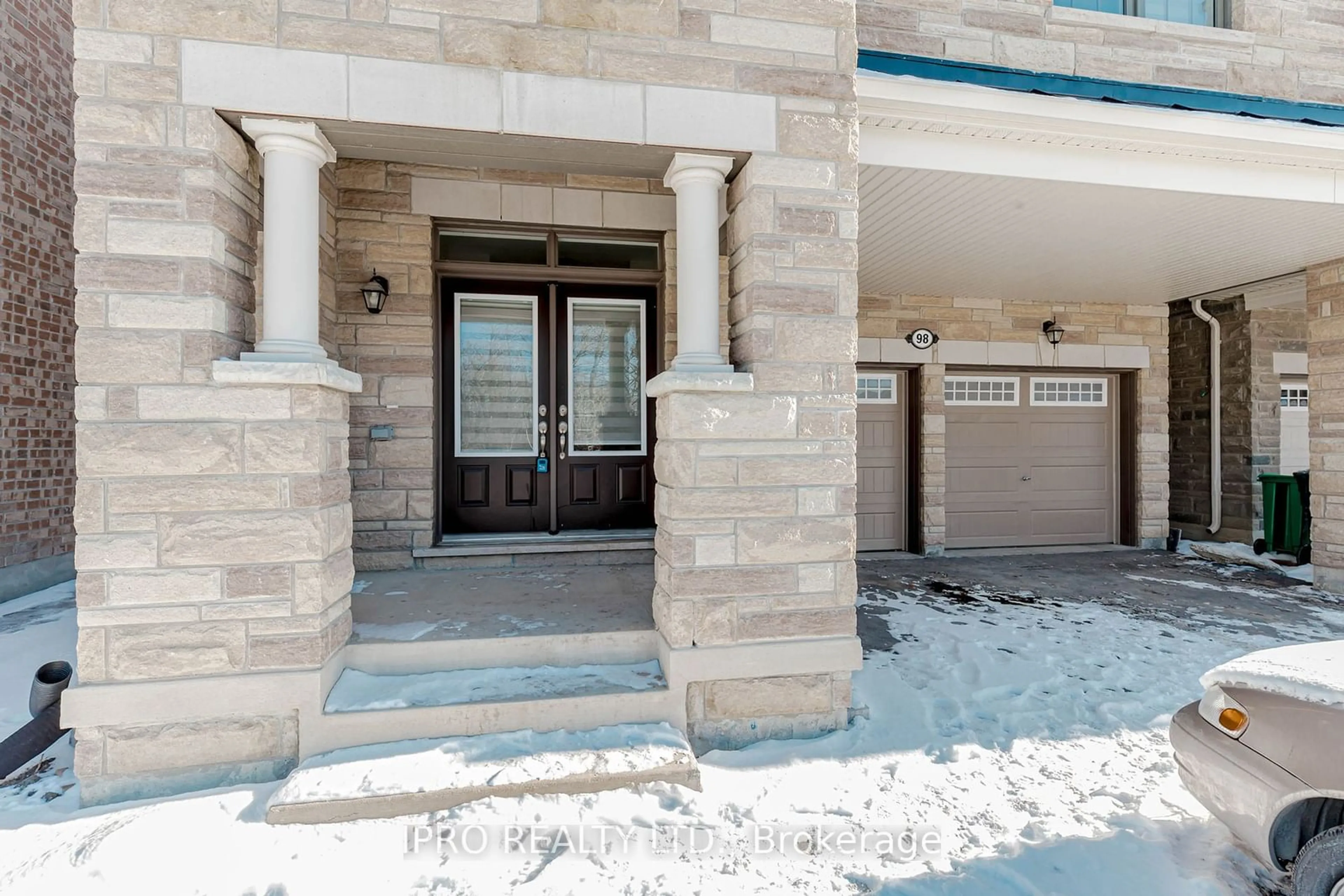 Indoor entryway for 98 Eberly Woods Dr, Caledon Ontario L7C 0Y9