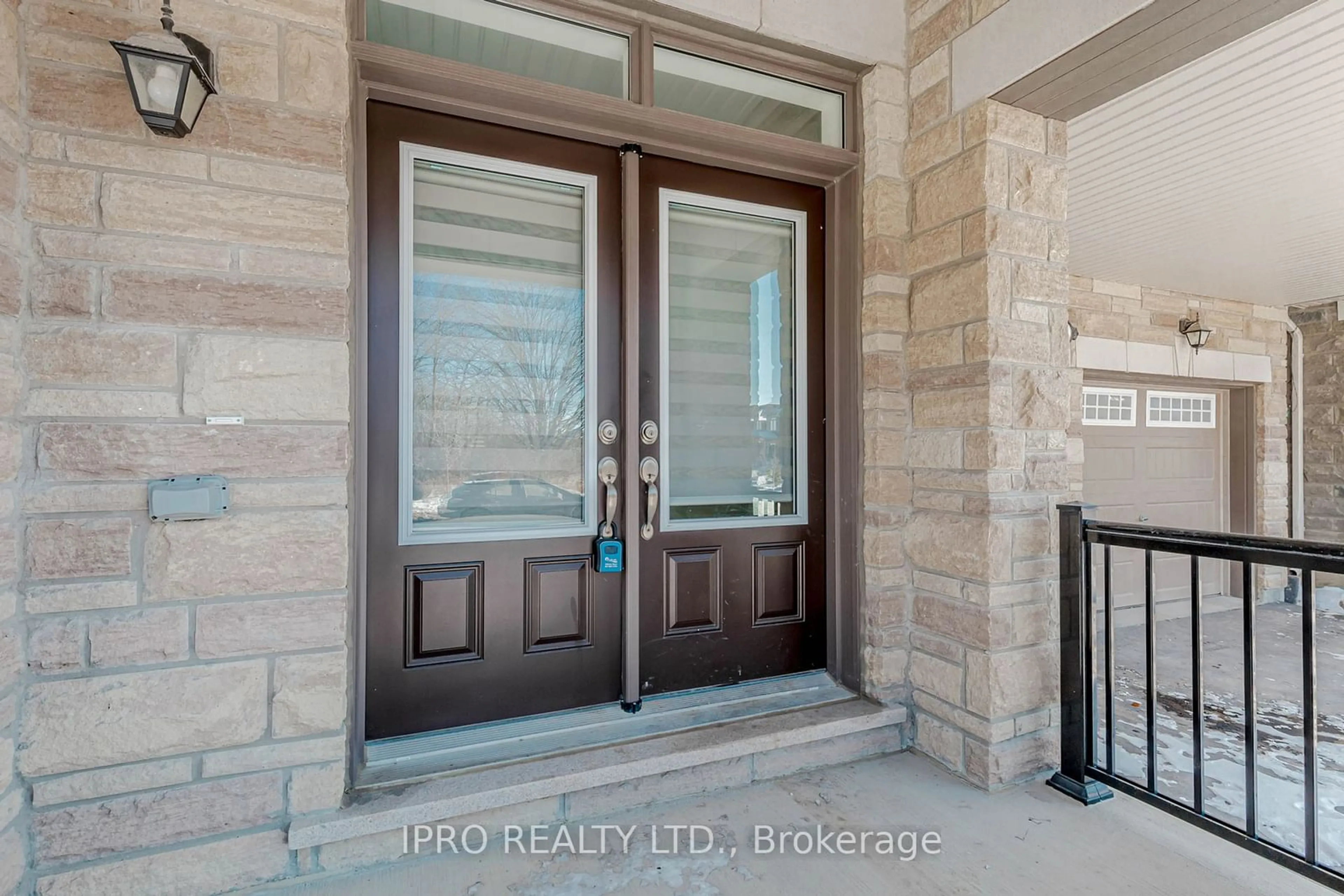 Indoor entryway for 98 Eberly Woods Dr, Caledon Ontario L7C 0Y9