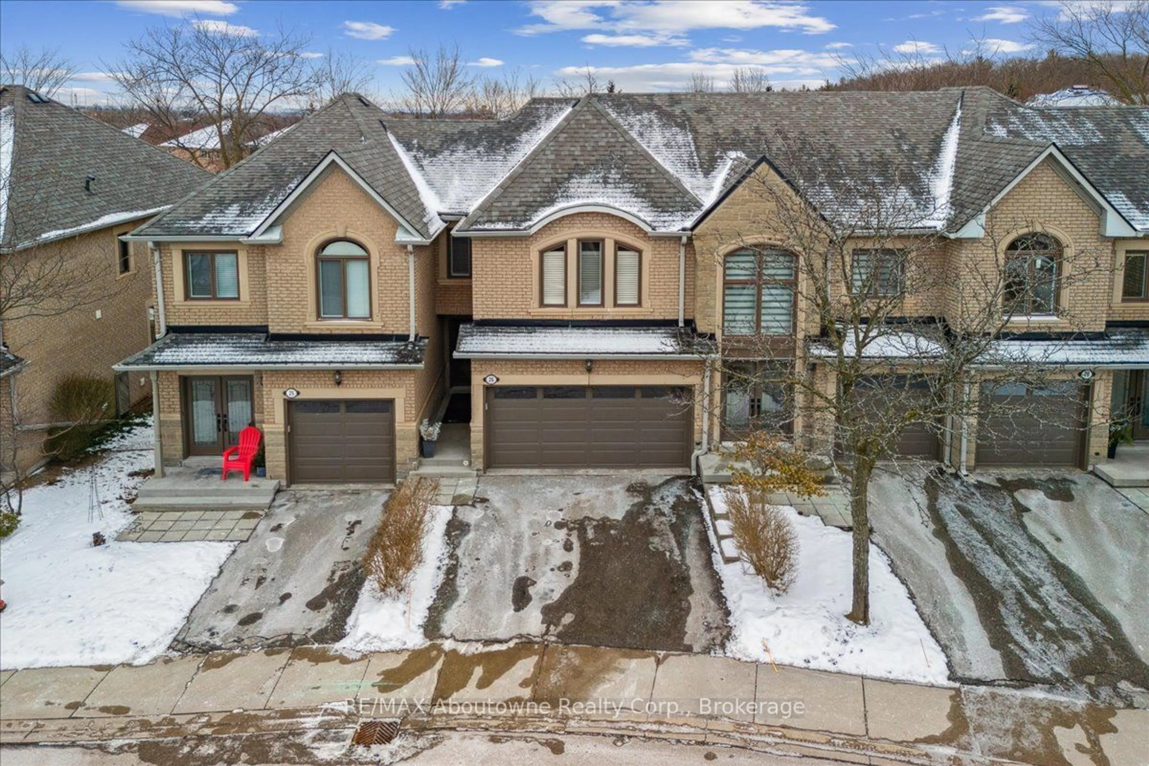 A pic from outside/outdoor area/front of a property/back of a property/a pic from drone, street for 2250 Rockingham Dr #26, Oakville Ontario L6H 6J3