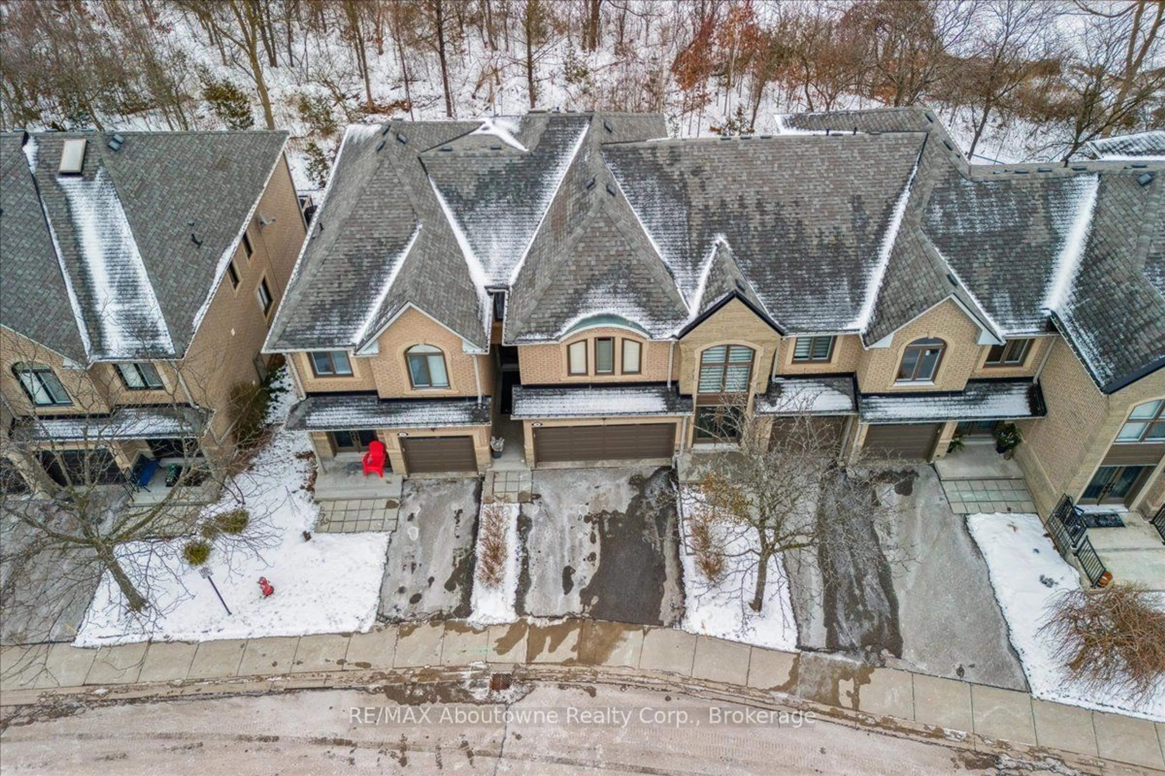 A pic from outside/outdoor area/front of a property/back of a property/a pic from drone, street for 2250 Rockingham Dr #26, Oakville Ontario L6H 6J3