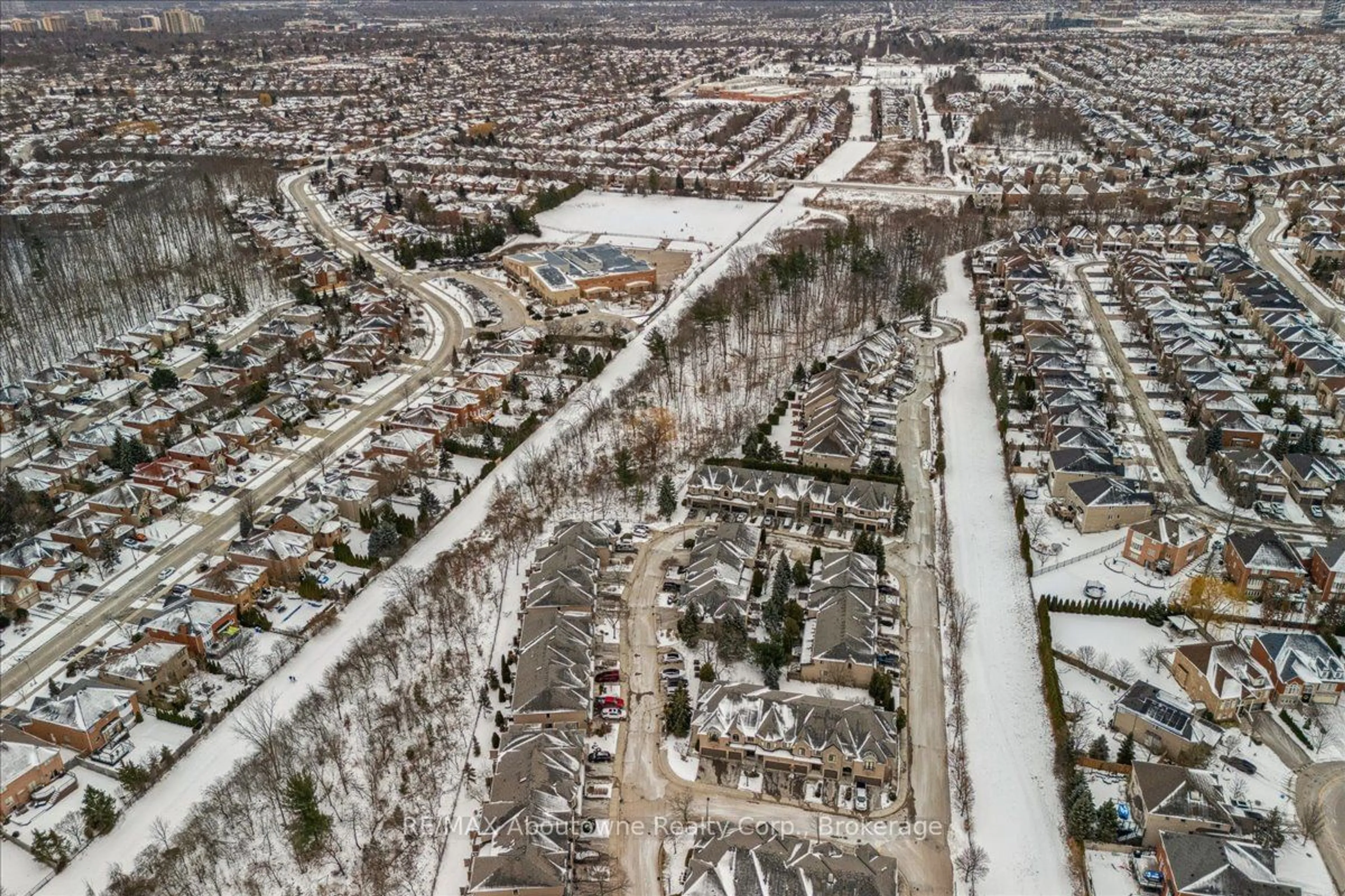 A pic from outside/outdoor area/front of a property/back of a property/a pic from drone, street for 2250 Rockingham Dr #26, Oakville Ontario L6H 6J3