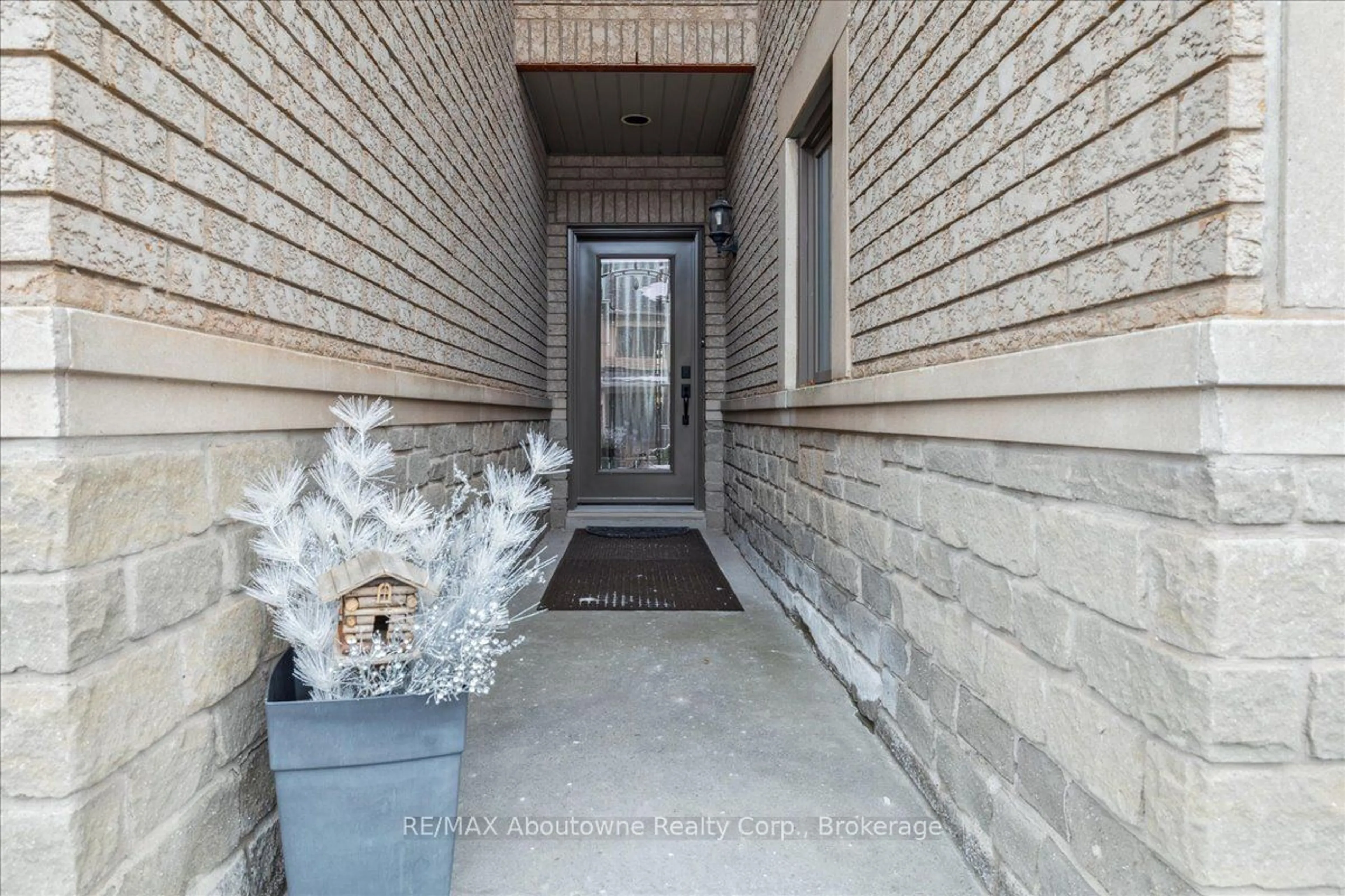 Indoor entryway for 2250 Rockingham Dr #26, Oakville Ontario L6H 6J3