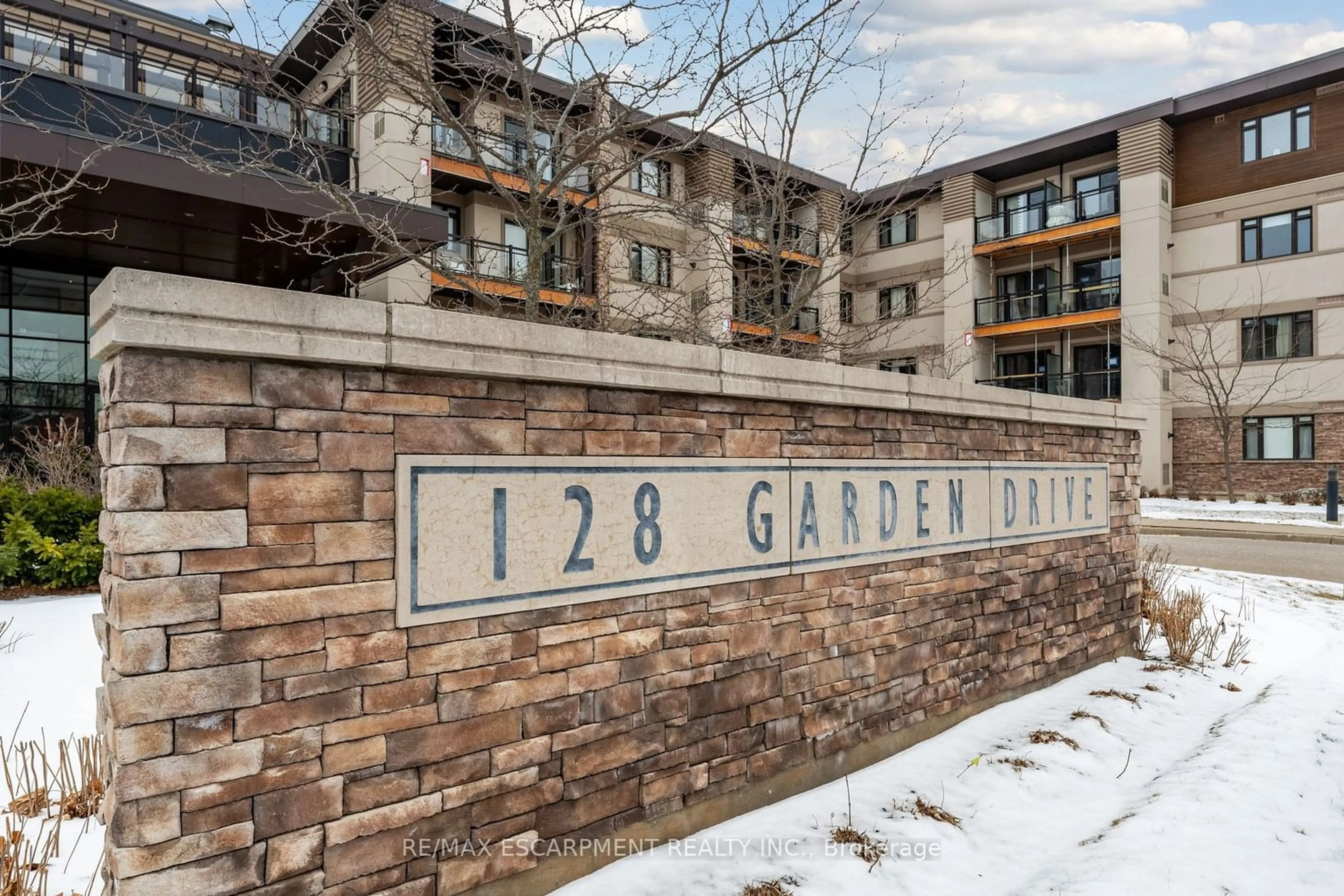 Indoor entryway for 128 Garden Dr #319, Oakville Ontario L6K 0H7