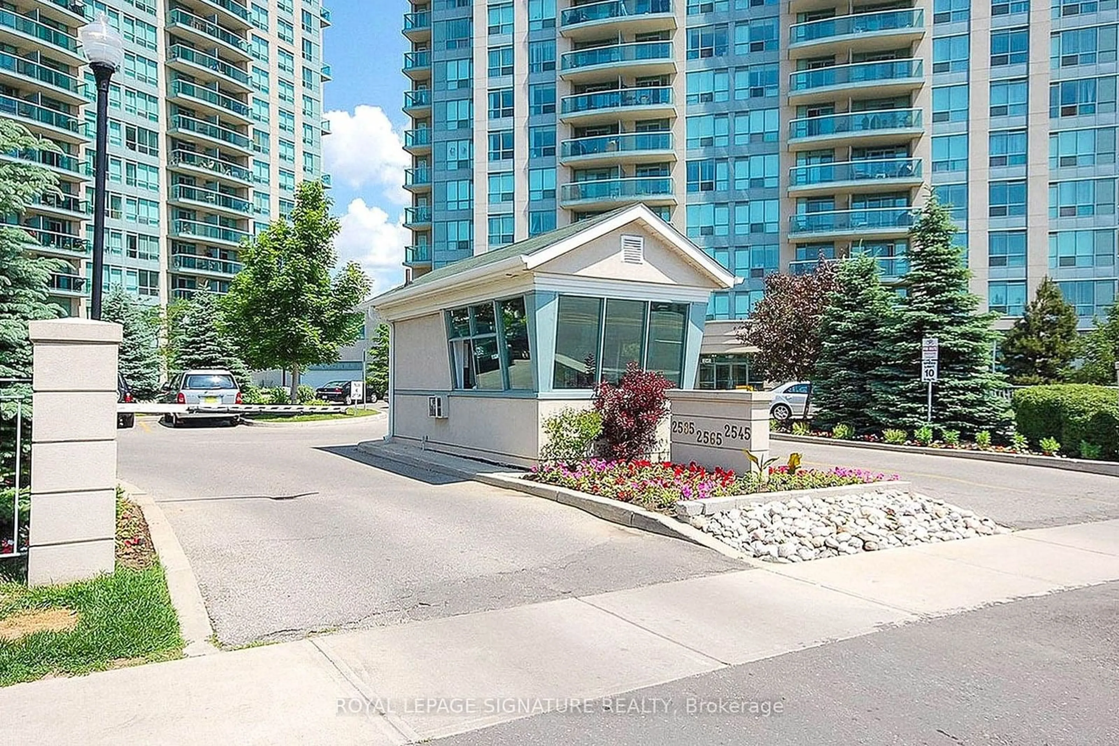 Indoor foyer for 2585 Erin Centre Blvd #307, Mississauga Ontario L5M 6Z7