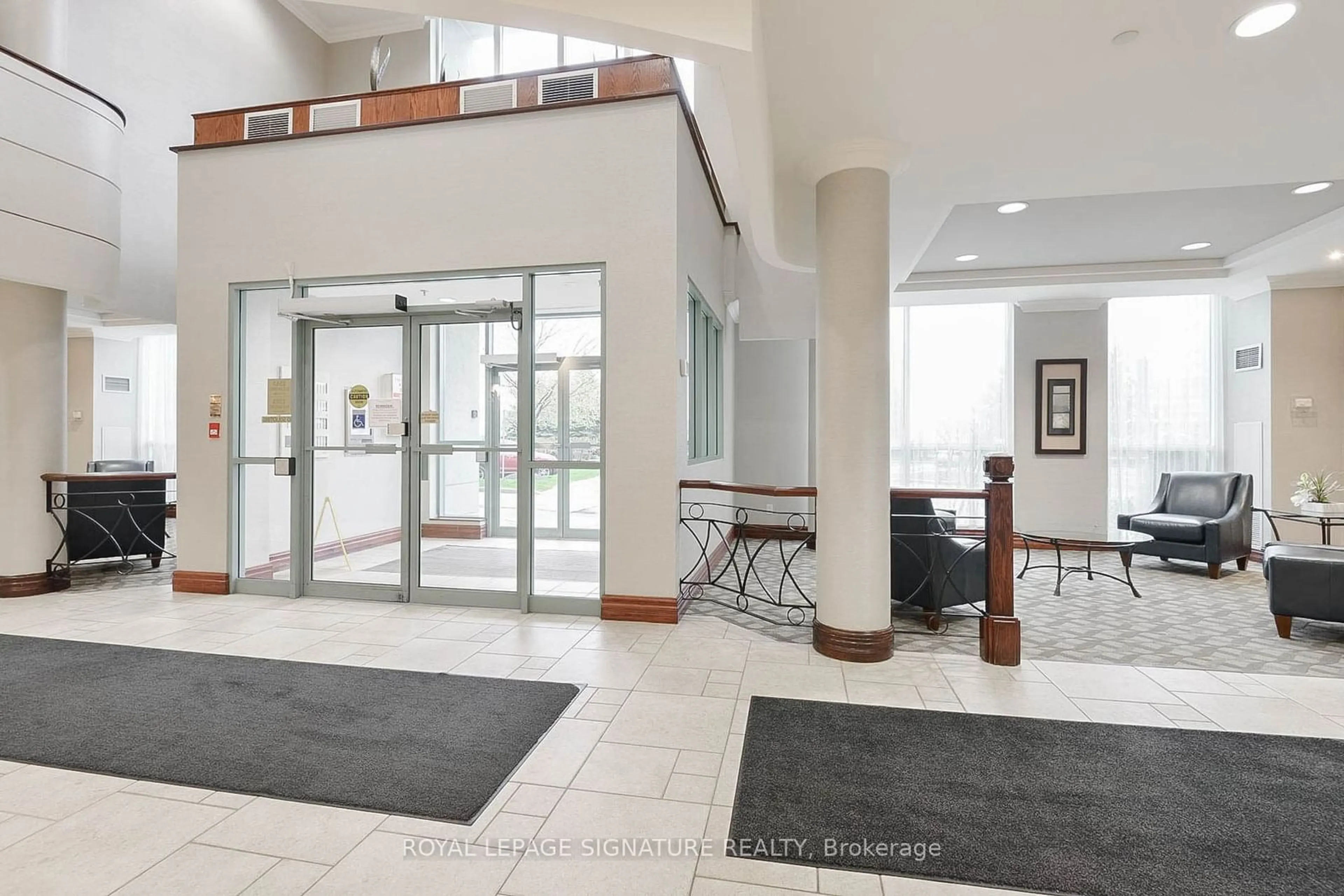 Indoor foyer for 2585 Erin Centre Blvd #307, Mississauga Ontario L5M 6Z7