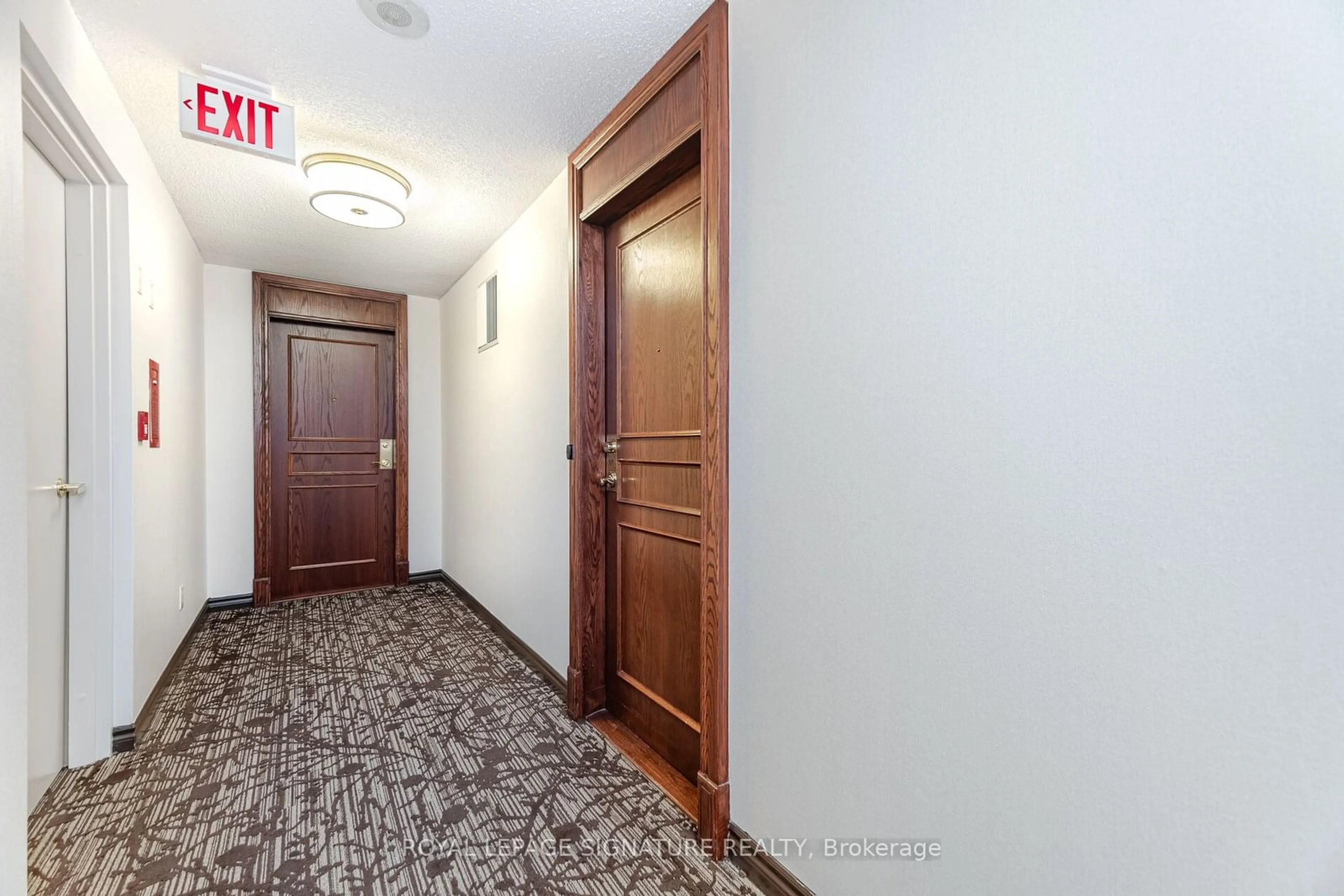 Indoor foyer for 2585 Erin Centre Blvd #307, Mississauga Ontario L5M 6Z7