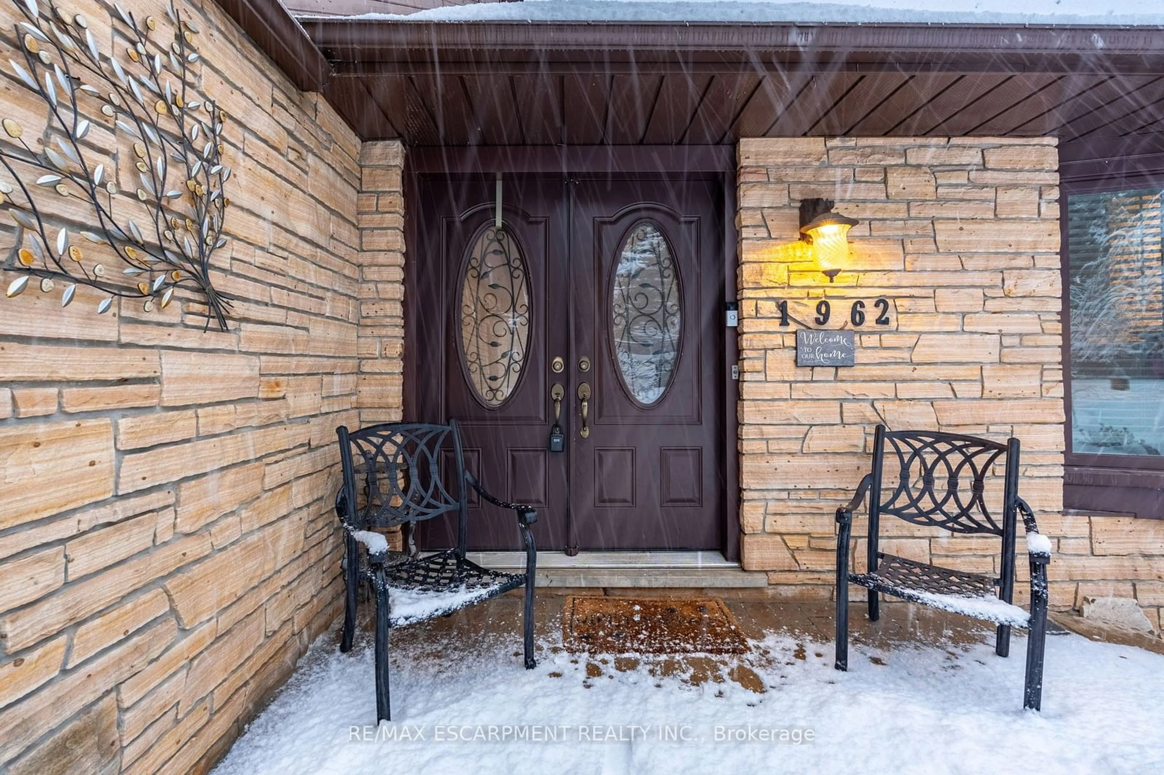 Indoor entryway for 1962 Snake Rd, Burlington Ontario L7P 4Y4