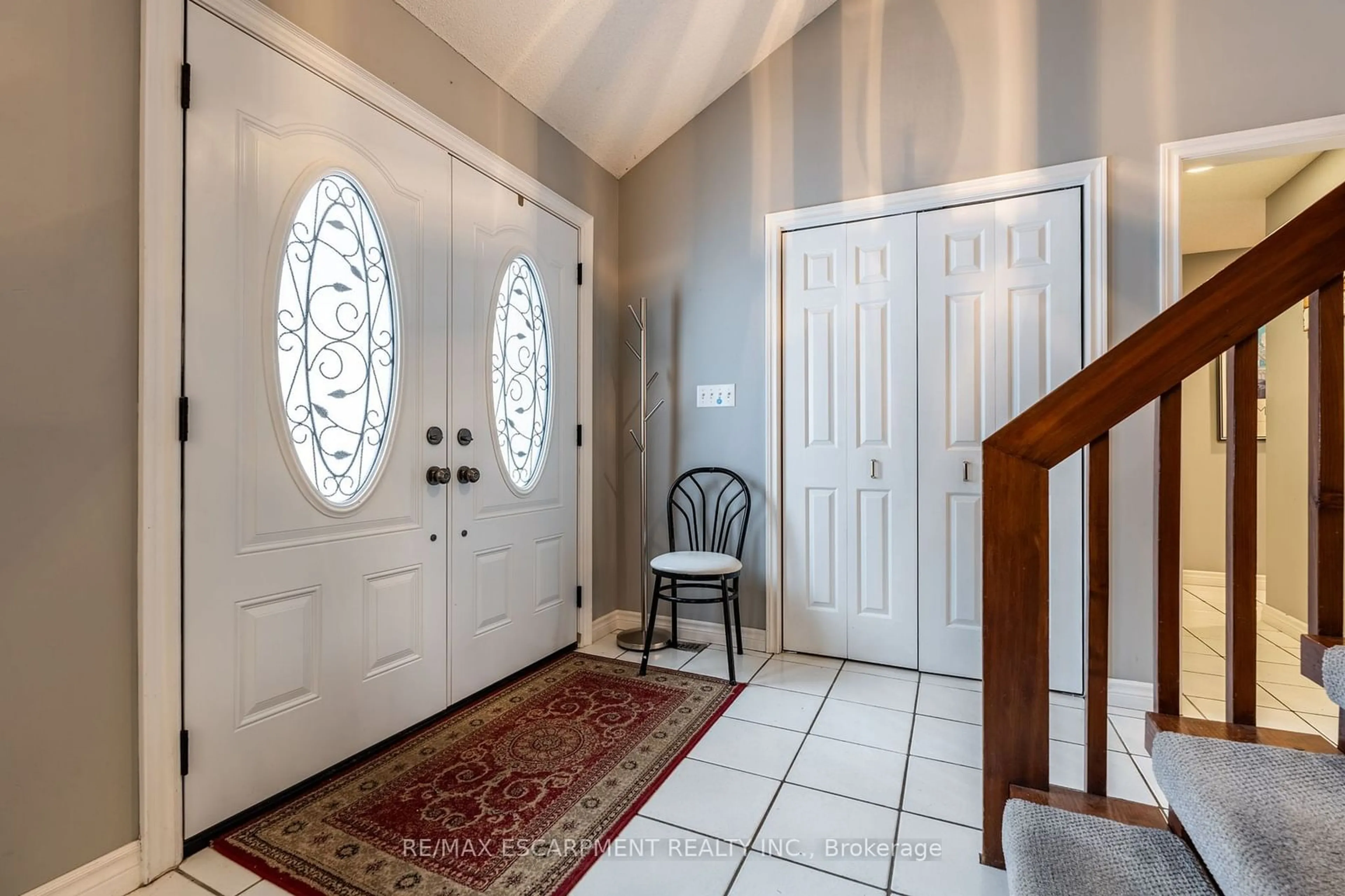 Indoor entryway for 1962 Snake Rd, Burlington Ontario L7P 4Y4