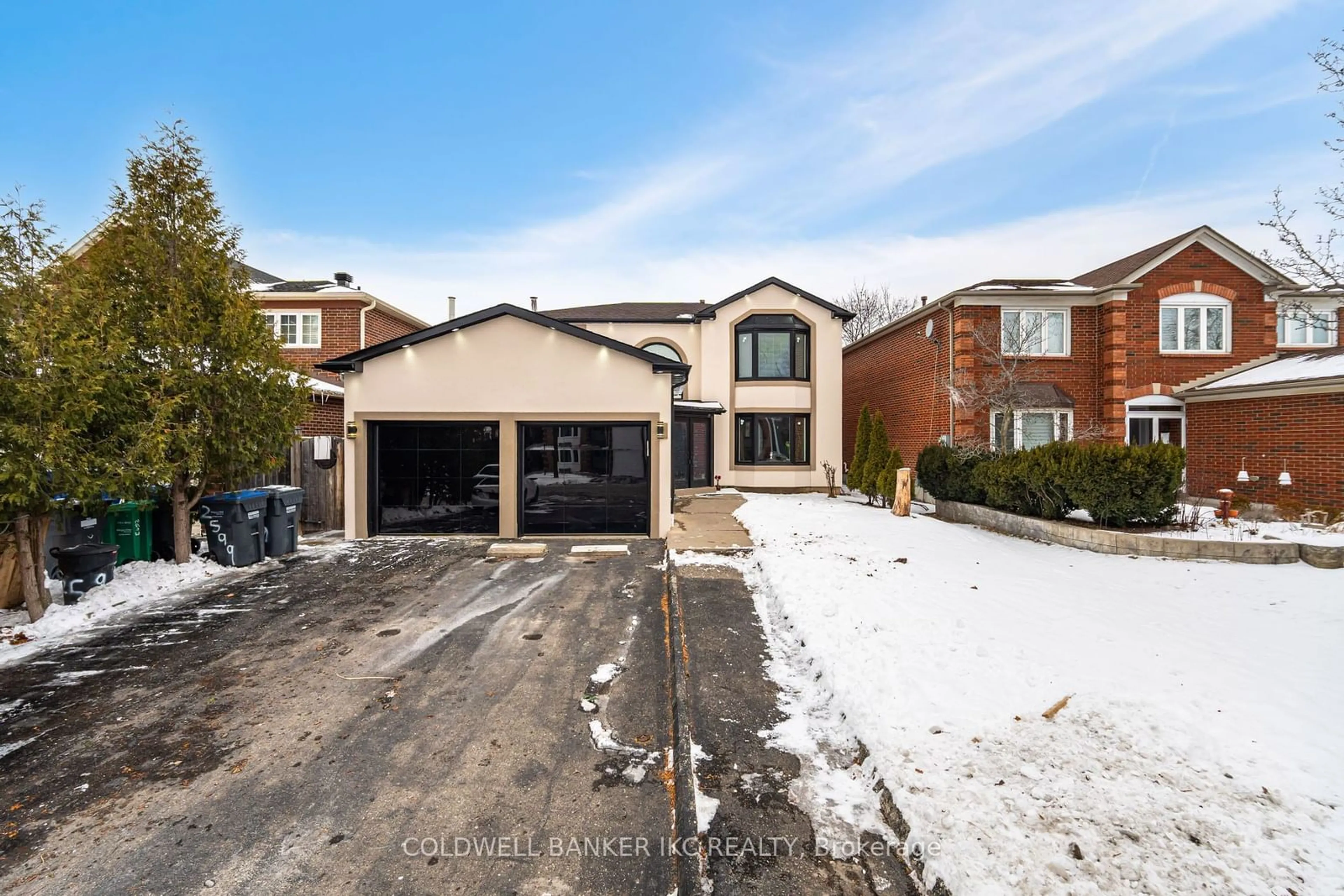 A pic from outside/outdoor area/front of a property/back of a property/a pic from drone, street for 2599 Ambercroft Tr, Mississauga Ontario L5M 4K5