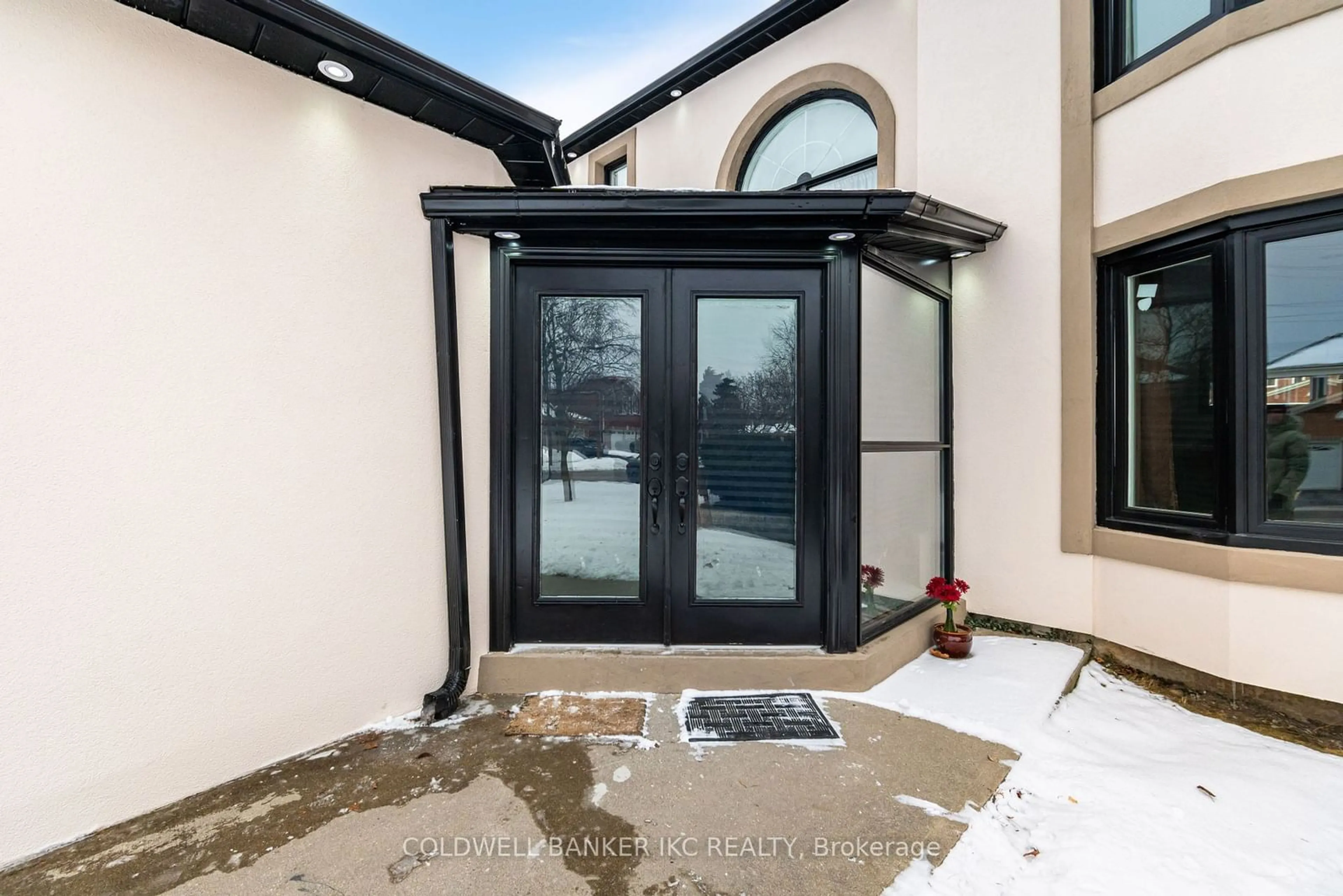 Indoor entryway for 2599 Ambercroft Tr, Mississauga Ontario L5M 4K5