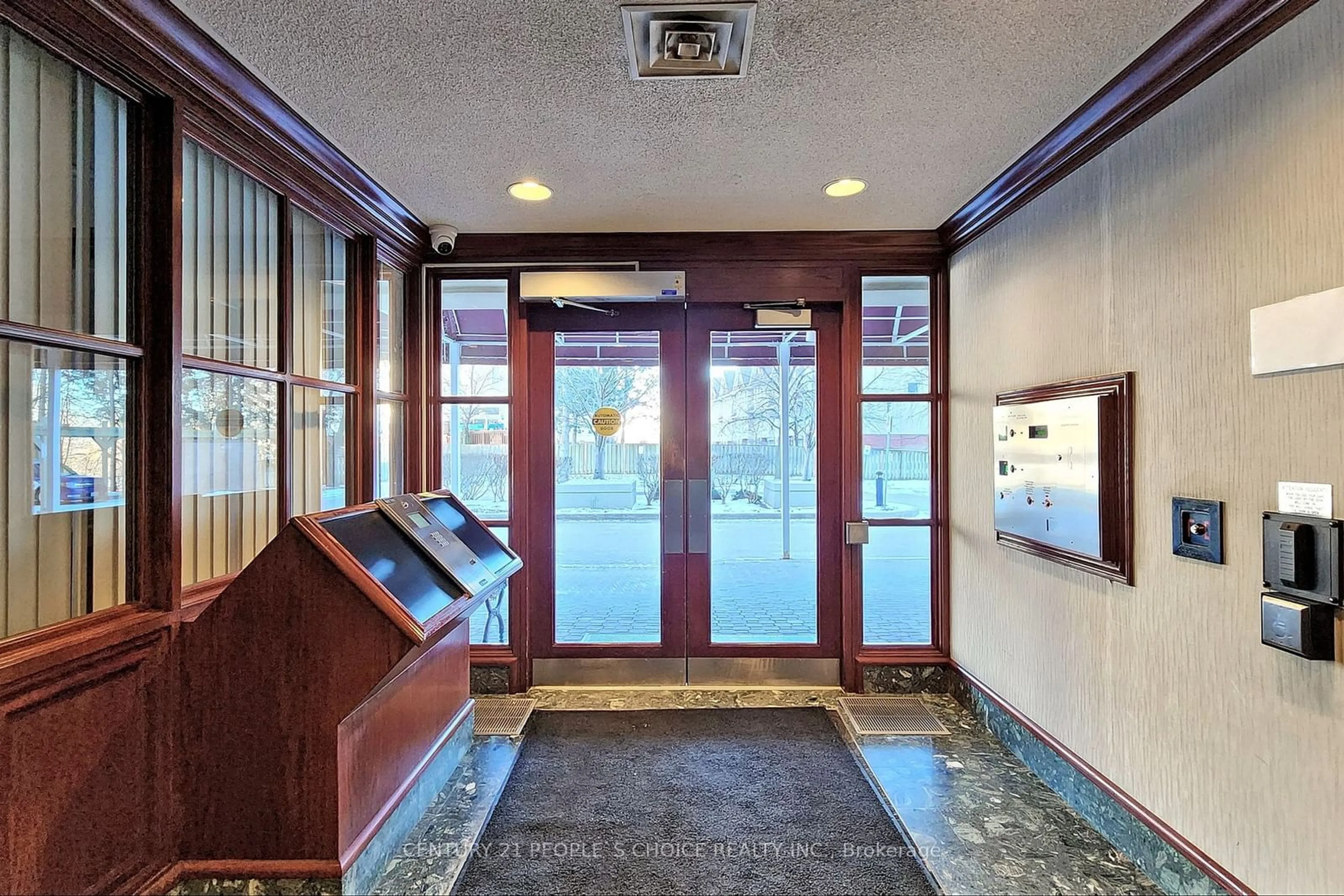 Indoor foyer for 880 Dundas St #908, Mississauga Ontario L5C 4H3