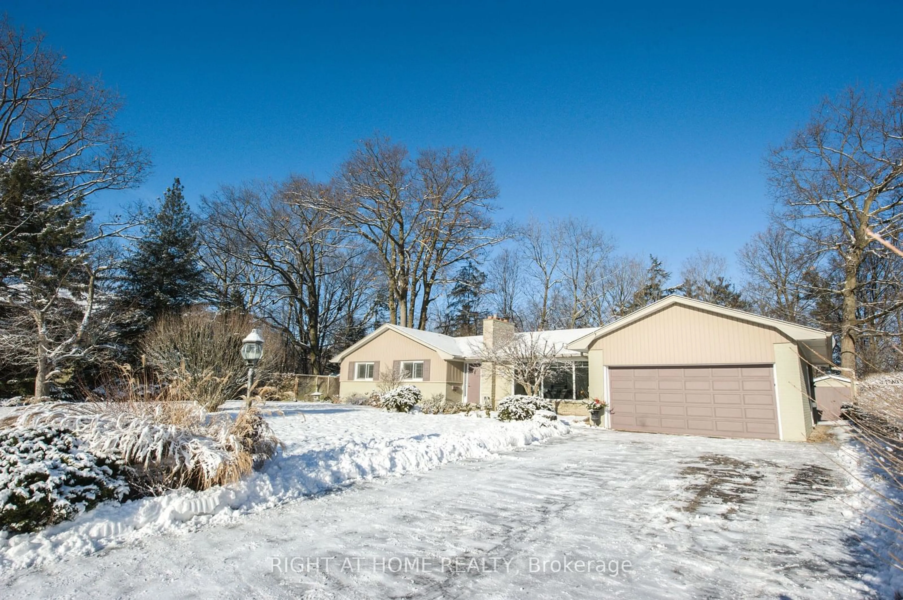 A pic from outside/outdoor area/front of a property/back of a property/a pic from drone, street for 89 Rancliffe Rd, Oakville Ontario L6H 1B1