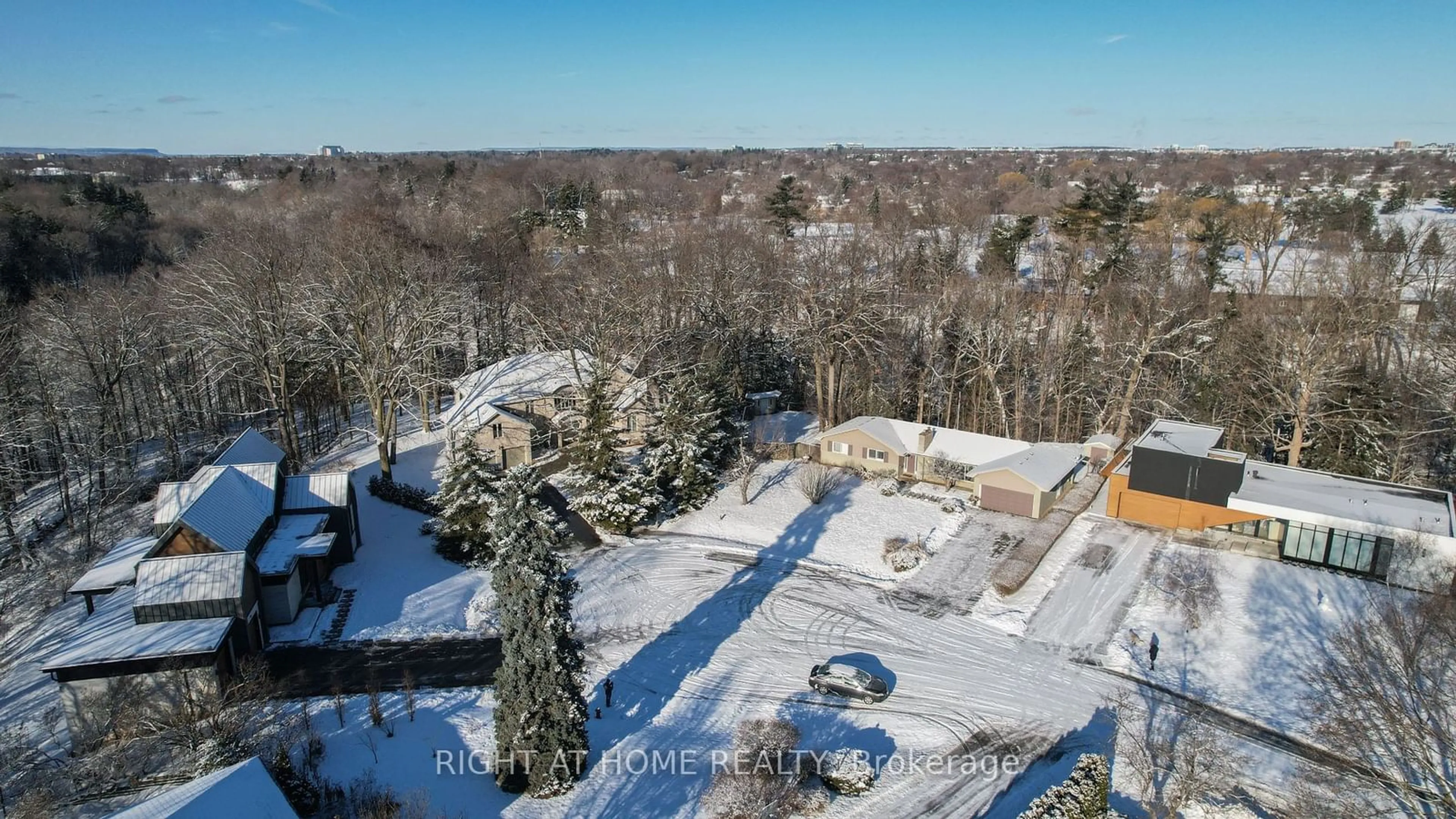 A pic from outside/outdoor area/front of a property/back of a property/a pic from drone, unknown for 89 Rancliffe Rd, Oakville Ontario L6H 1B1