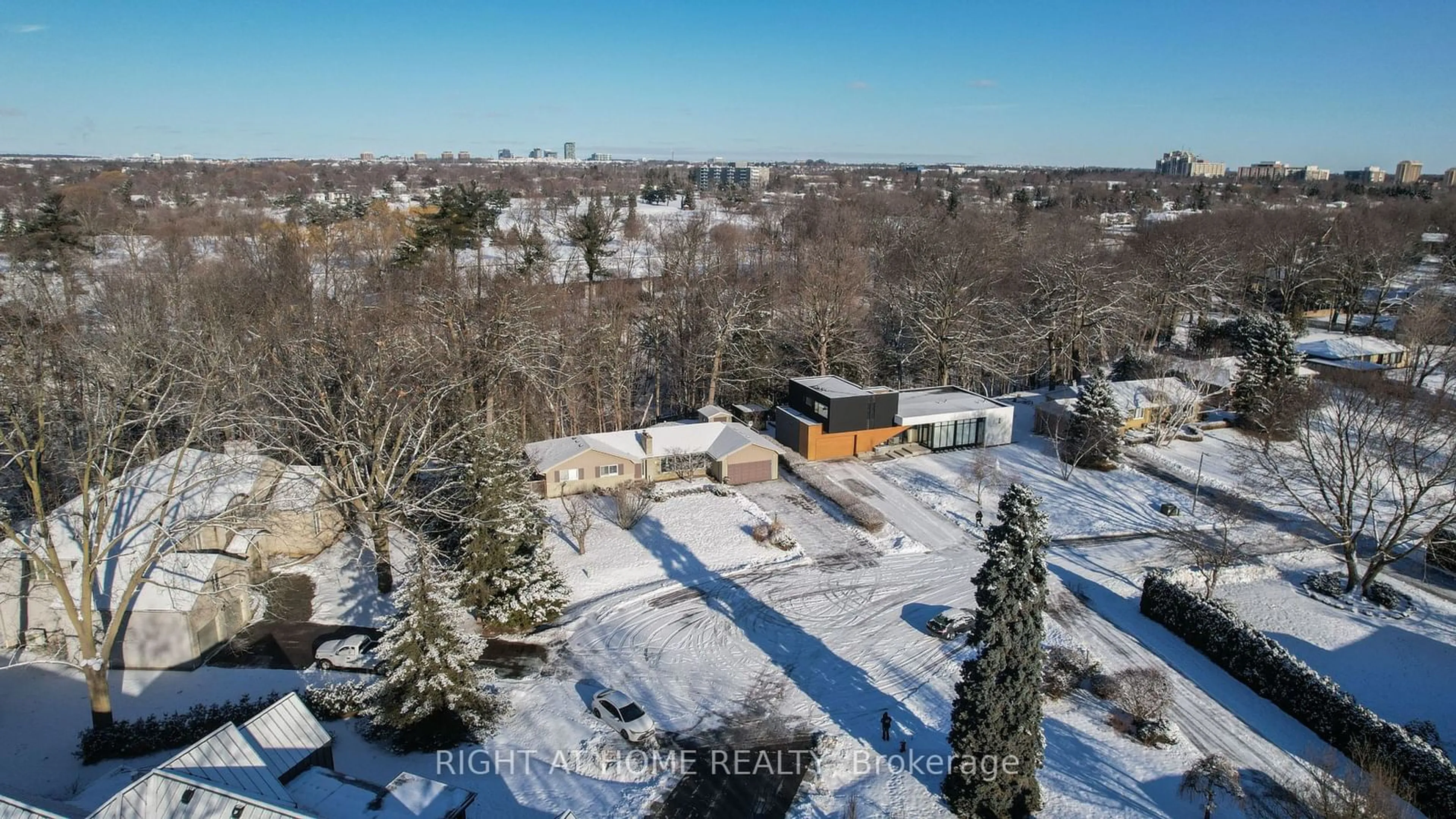 A pic from outside/outdoor area/front of a property/back of a property/a pic from drone, street for 89 Rancliffe Rd, Oakville Ontario L6H 1B1