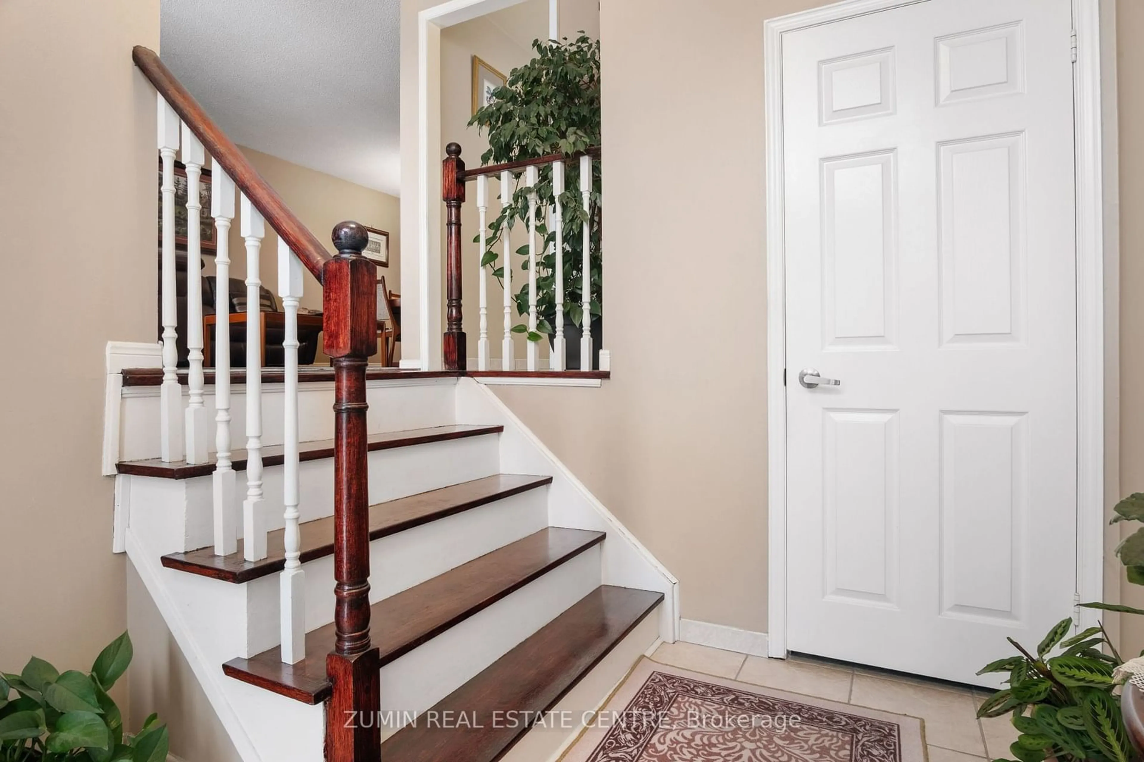 Indoor entryway for 77 Bordeaux Crct, Toronto Ontario M9V 4Y9