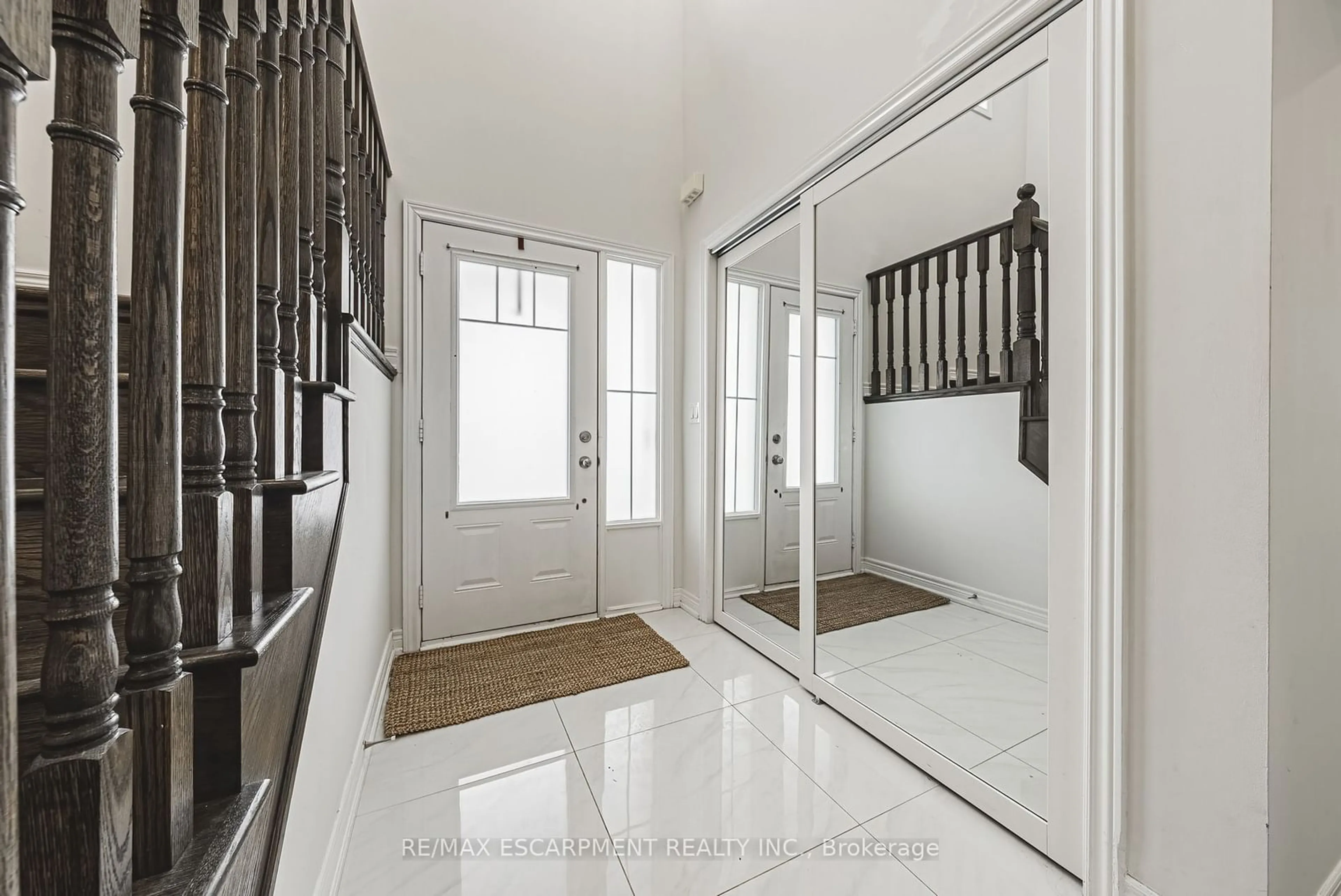 Indoor entryway for 3895 Leonardo St, Burlington Ontario L7M 0Z9