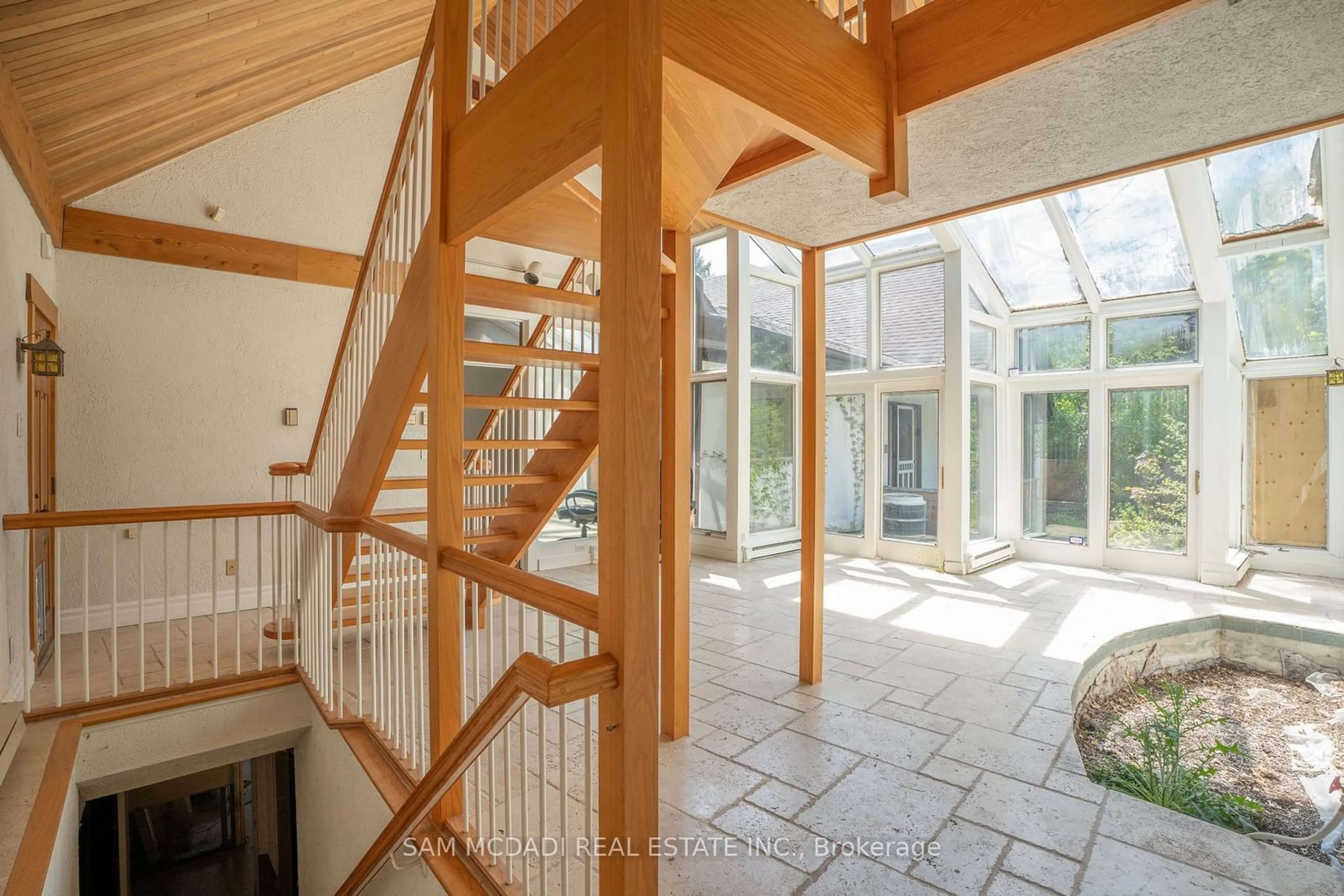 Indoor foyer for 1588 Watersedge Rd, Mississauga Ontario L5J 1A4