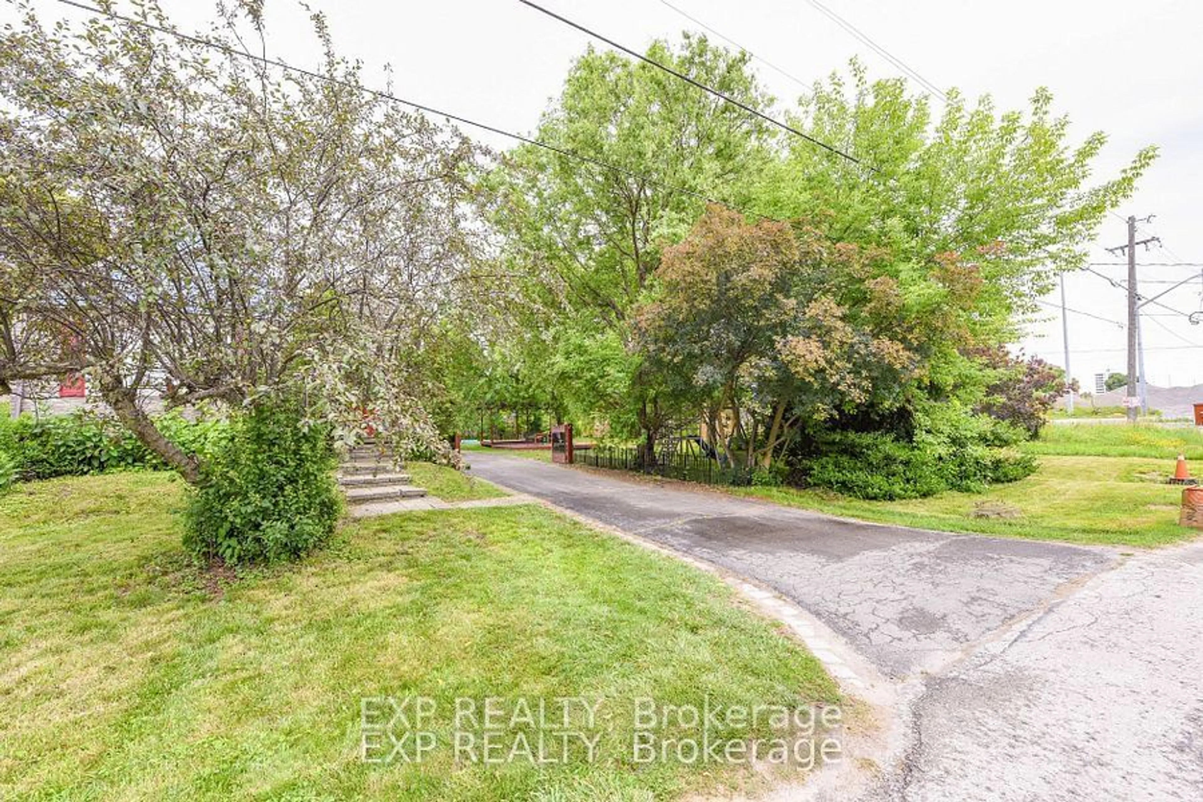 A pic from outside/outdoor area/front of a property/back of a property/a pic from drone, street for 32 Troy St, Mississauga Ontario L5G 1S7