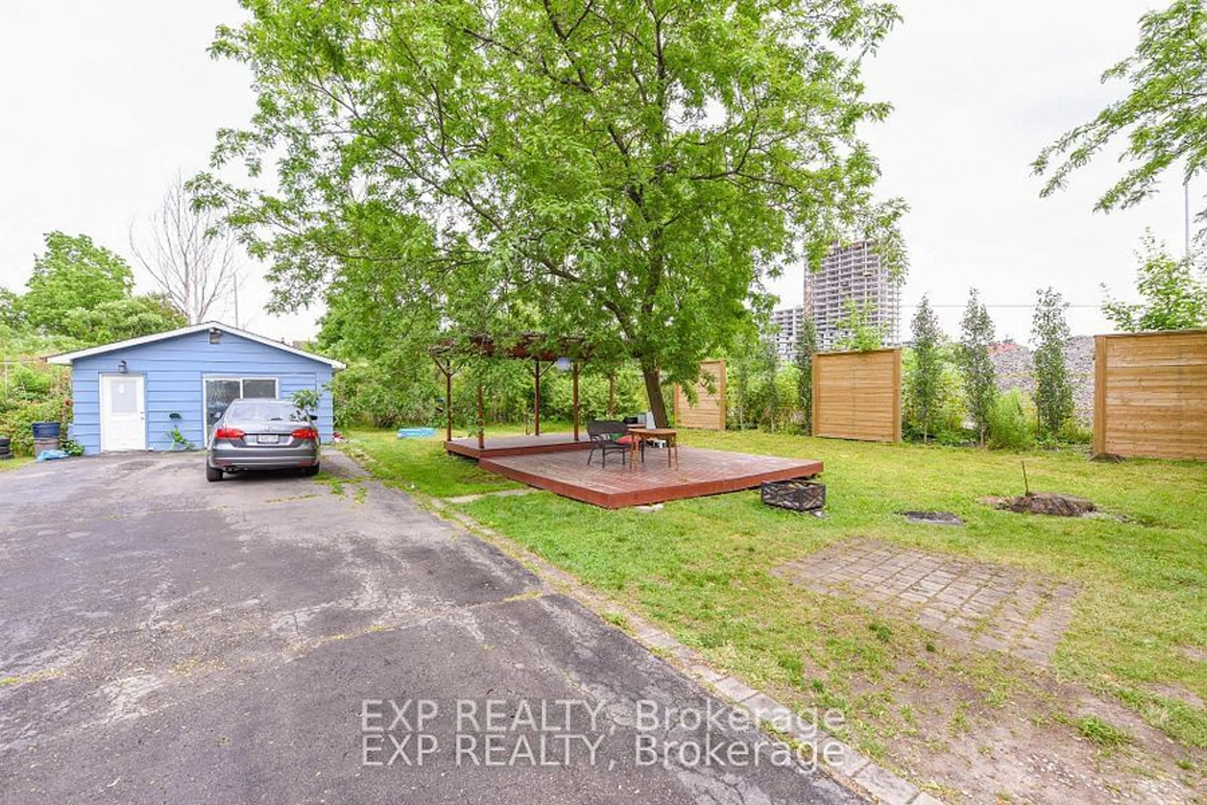 A pic from outside/outdoor area/front of a property/back of a property/a pic from drone, street for 32 Troy St, Mississauga Ontario L5G 1S7