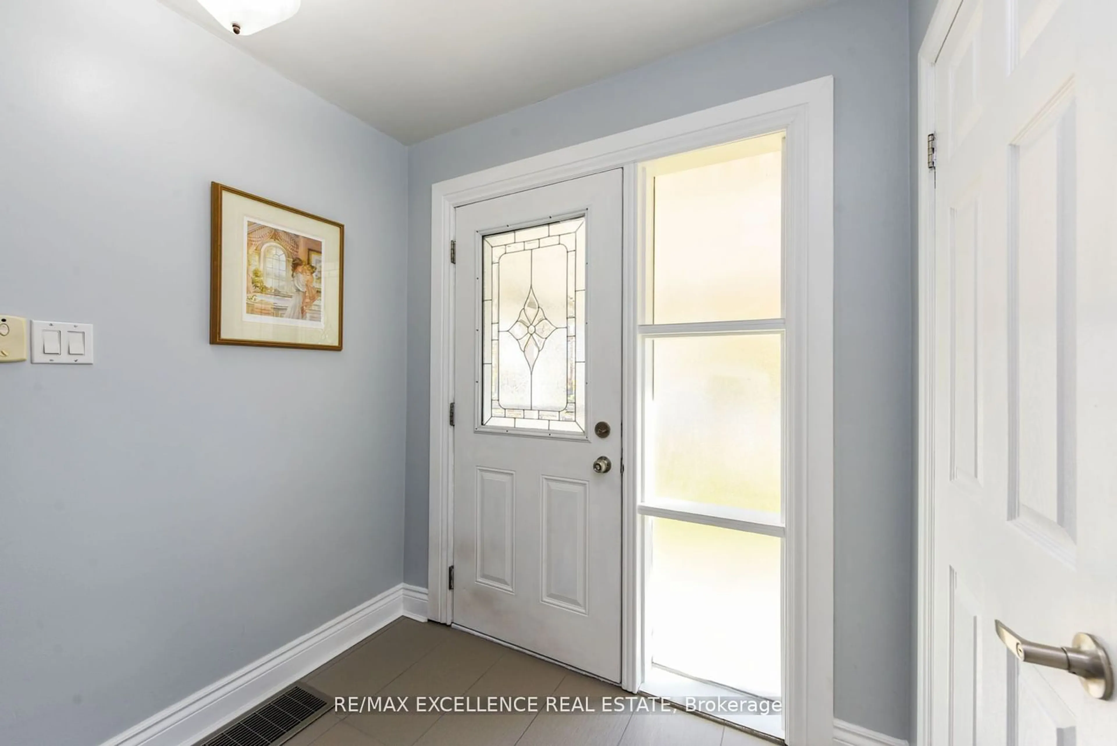 Indoor entryway for 38 Mccaul St, Brampton Ontario L6V 1J2