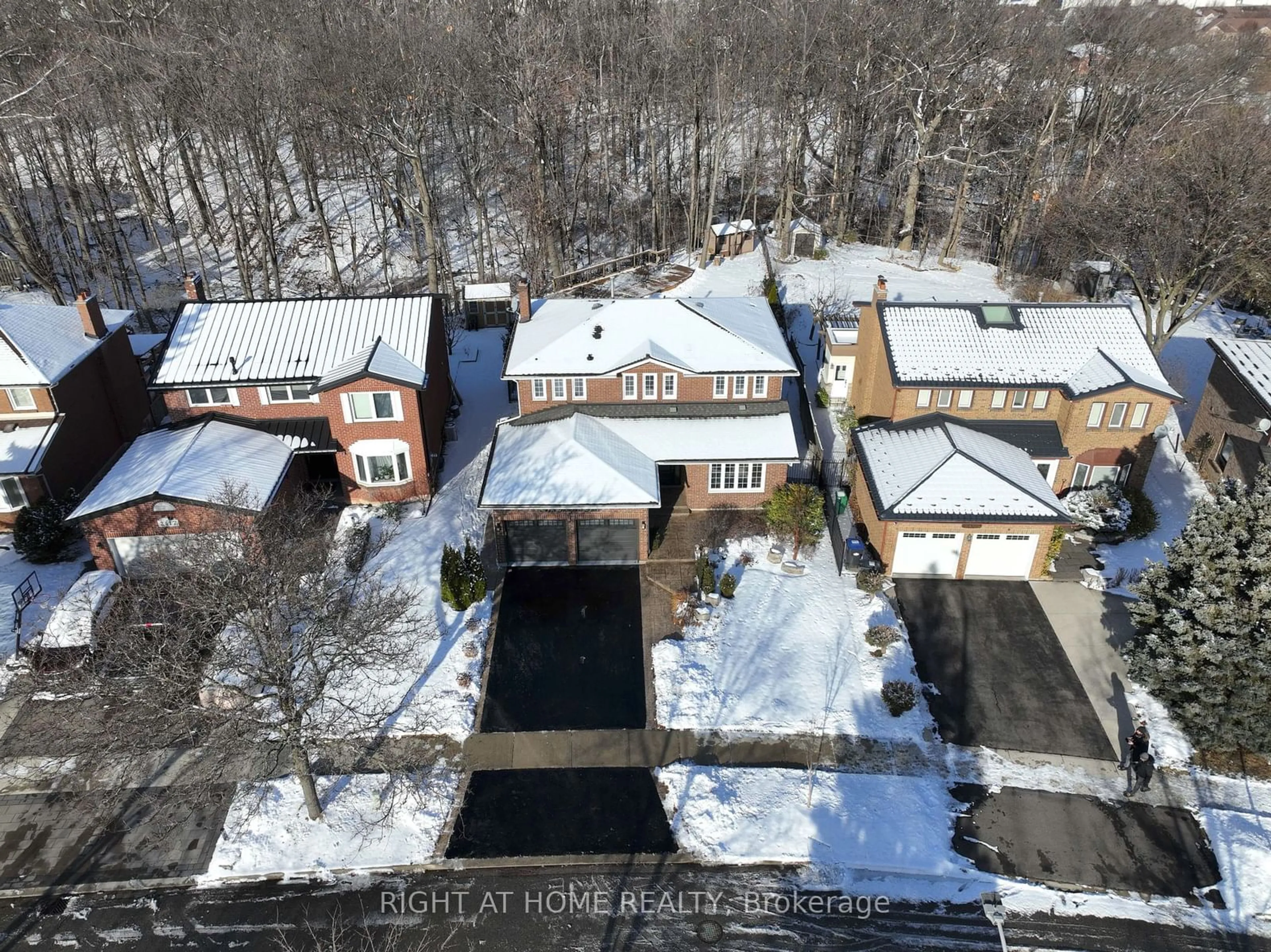 A pic from outside/outdoor area/front of a property/back of a property/a pic from drone, street for 2413 Hargood Pl, Mississauga Ontario L5M 3G6