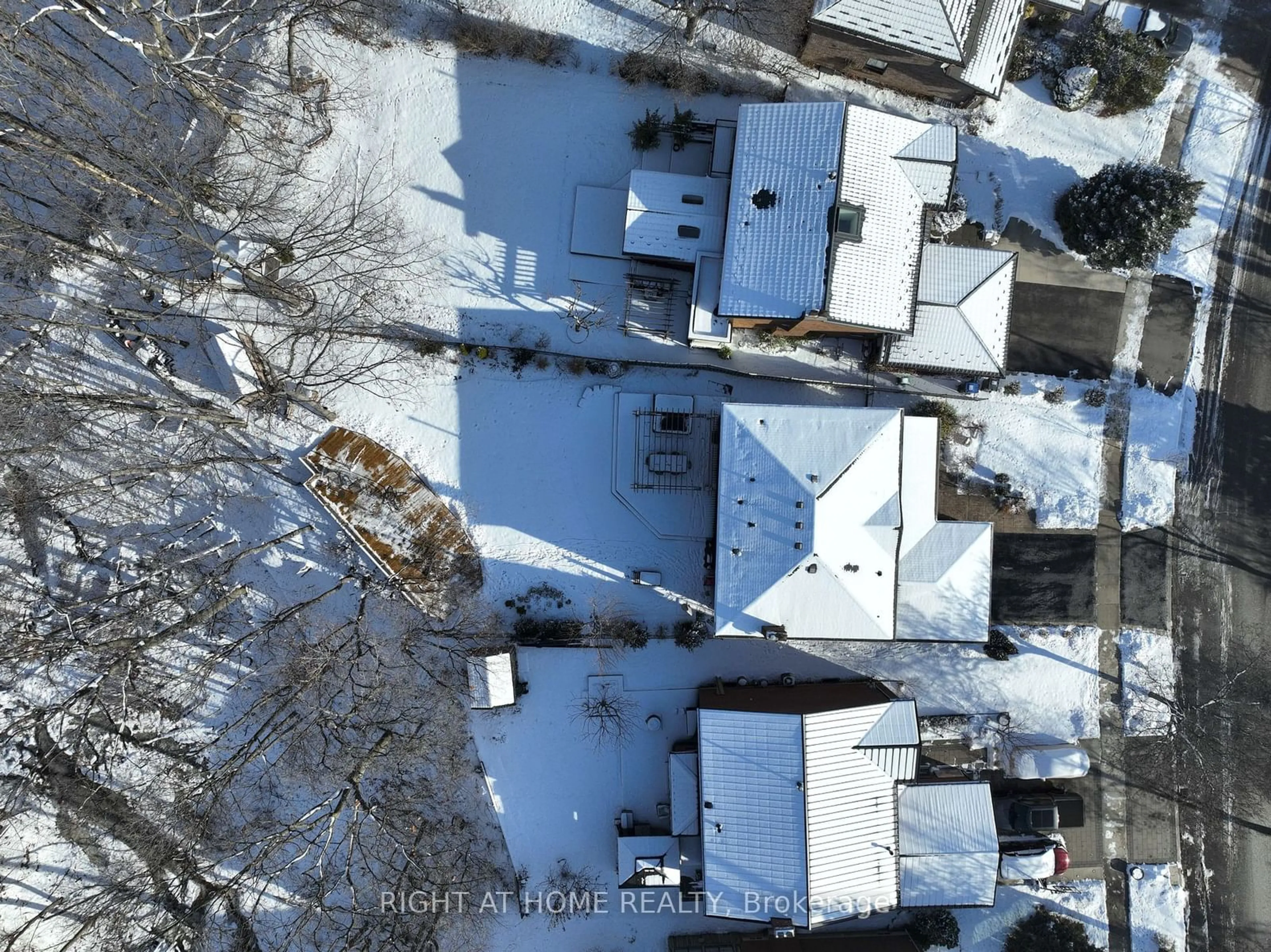 A pic from outside/outdoor area/front of a property/back of a property/a pic from drone, city buildings view from balcony for 2413 Hargood Pl, Mississauga Ontario L5M 3G6