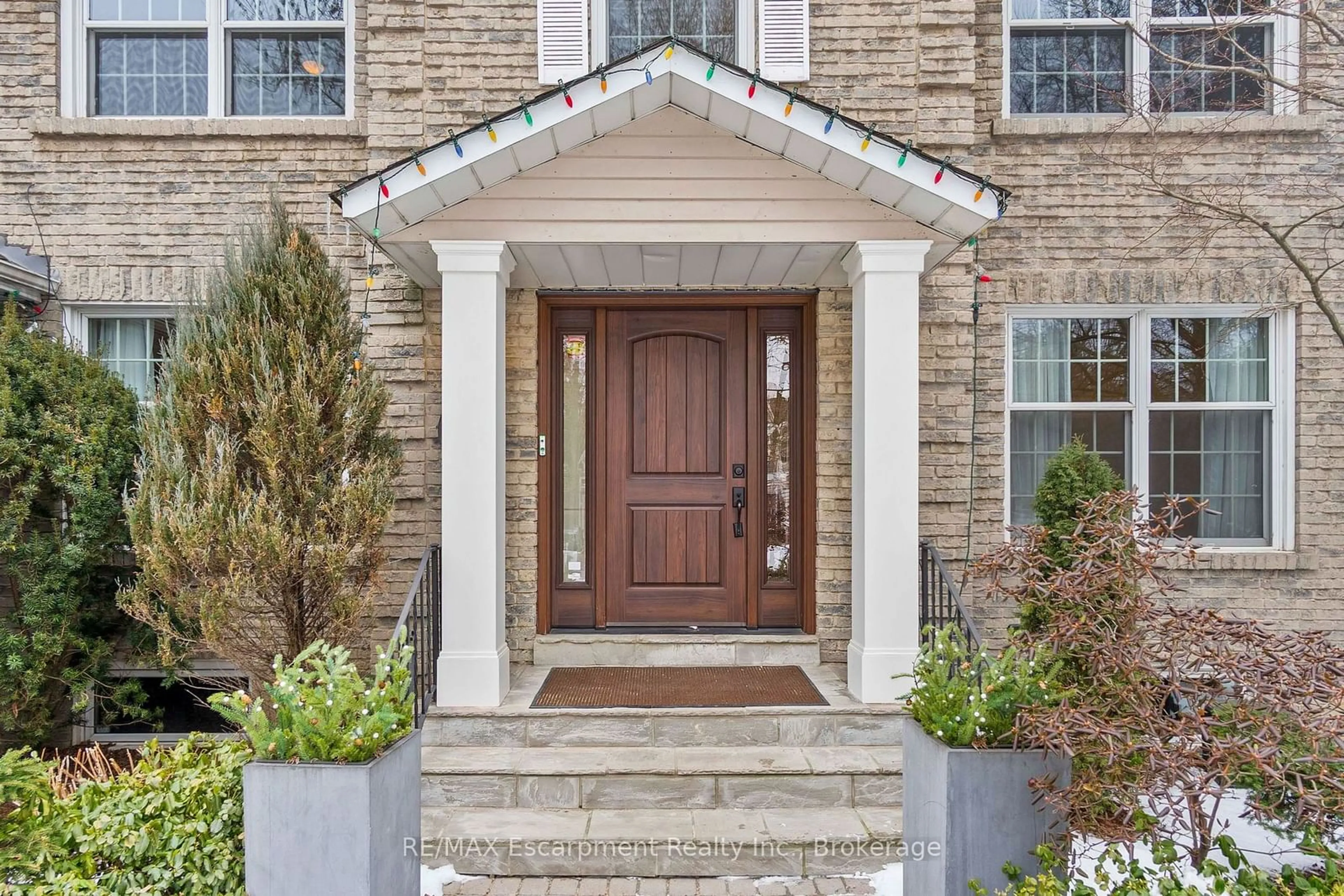 Indoor entryway for 501 CHAMBERLAIN Lane, Oakville Ontario L6J 6A2