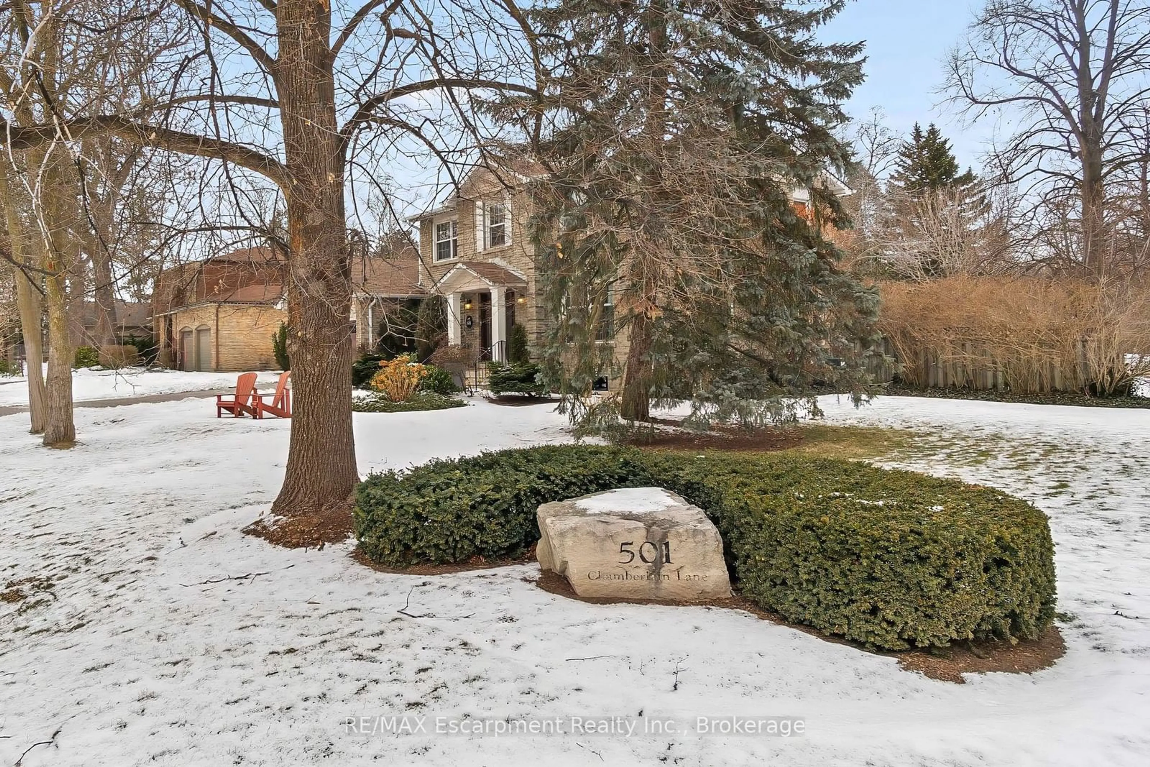 A pic from outside/outdoor area/front of a property/back of a property/a pic from drone, street for 501 CHAMBERLAIN Lane, Oakville Ontario L6J 6A2