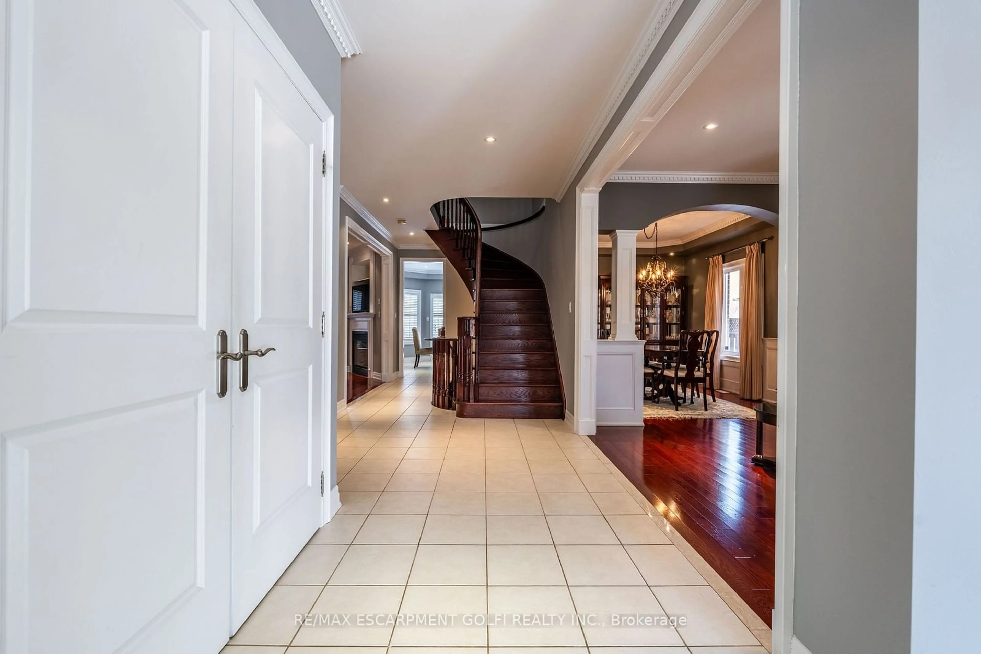 Indoor foyer for 3193 Innisdale Rd, Mississauga Ontario L5N 7T3