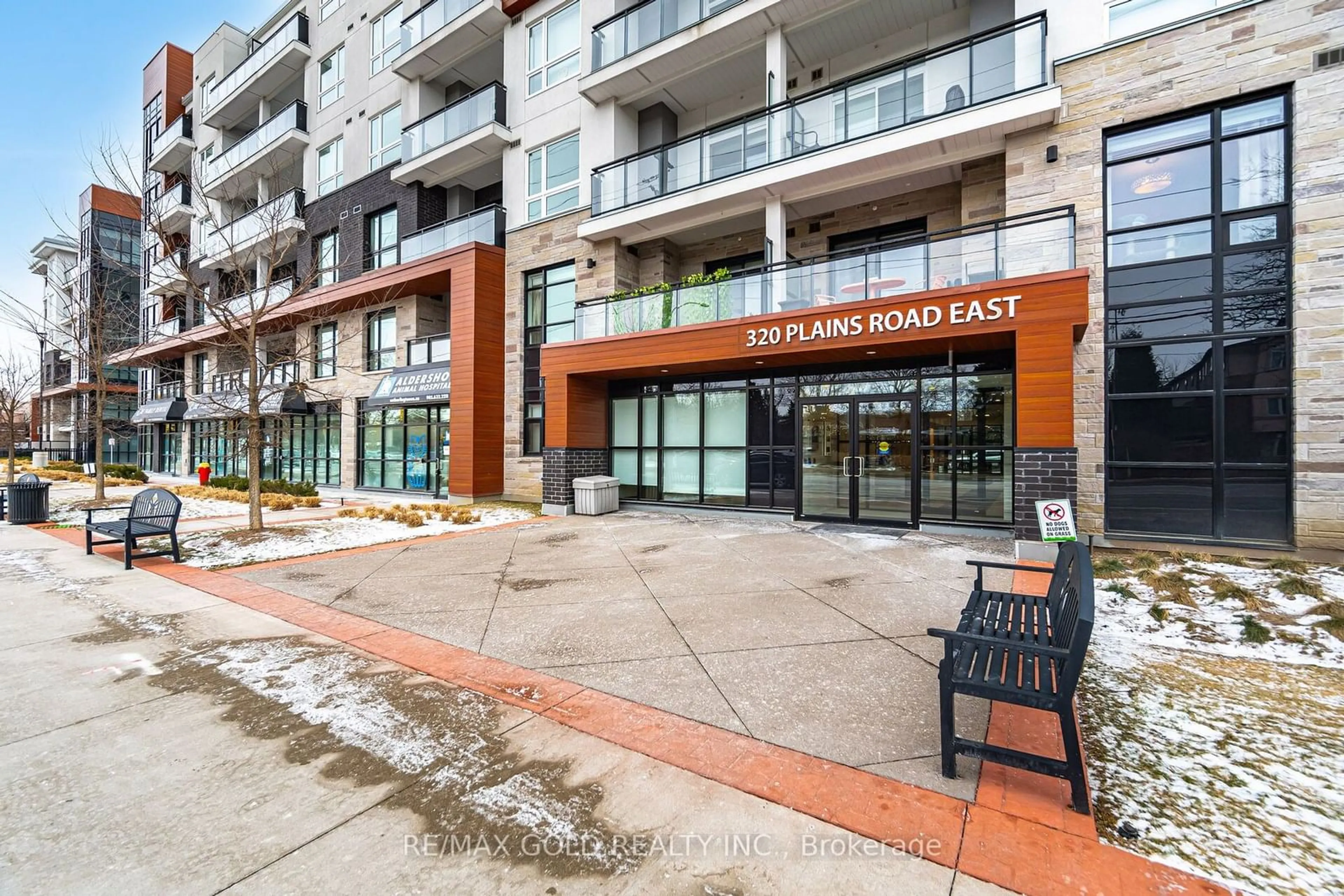 Patio, street for 320 Plains Rd #213, Burlington Ontario L7T 0C1