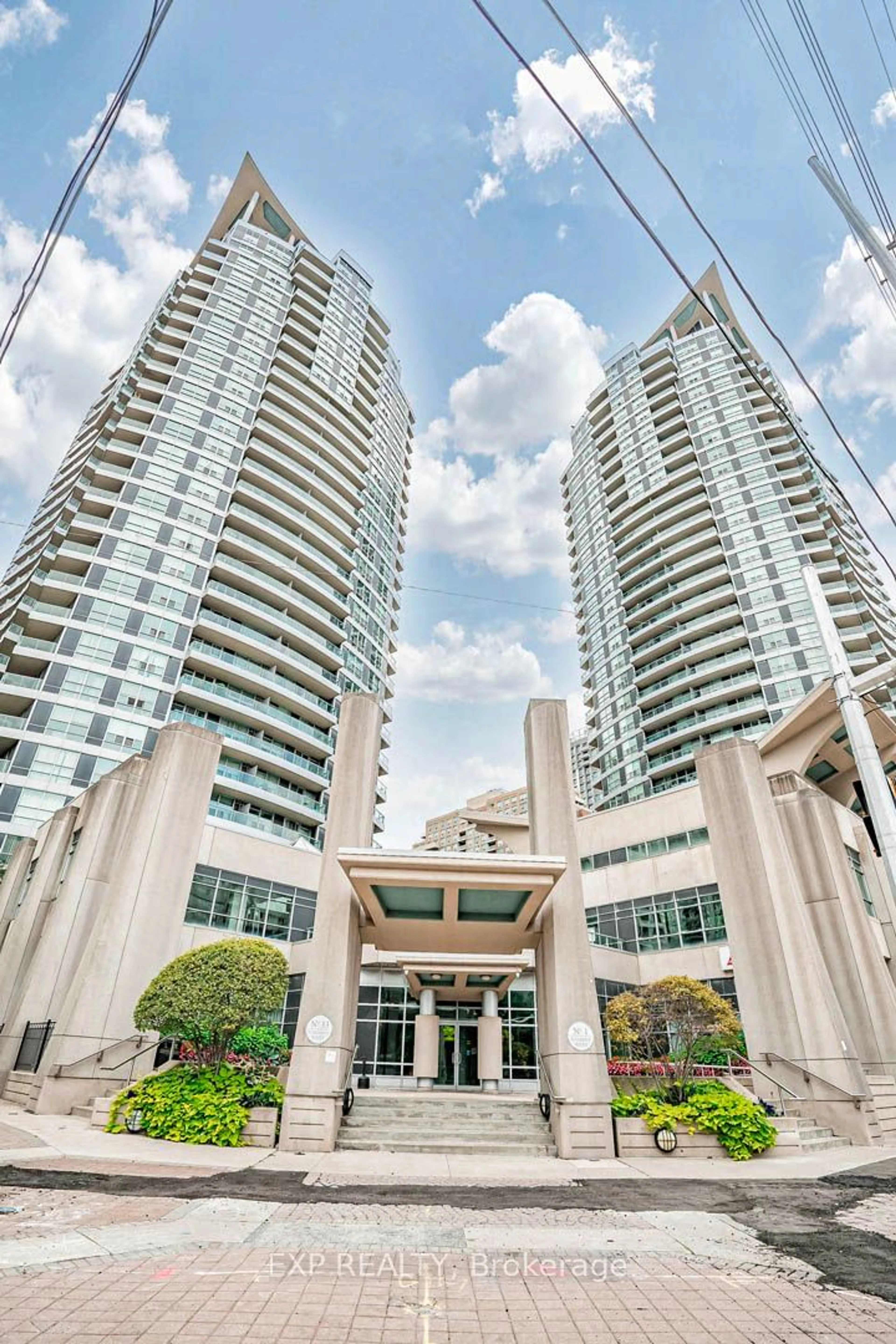 Indoor foyer for 33 Elm Dr #310, Mississauga Ontario L5B 4M2