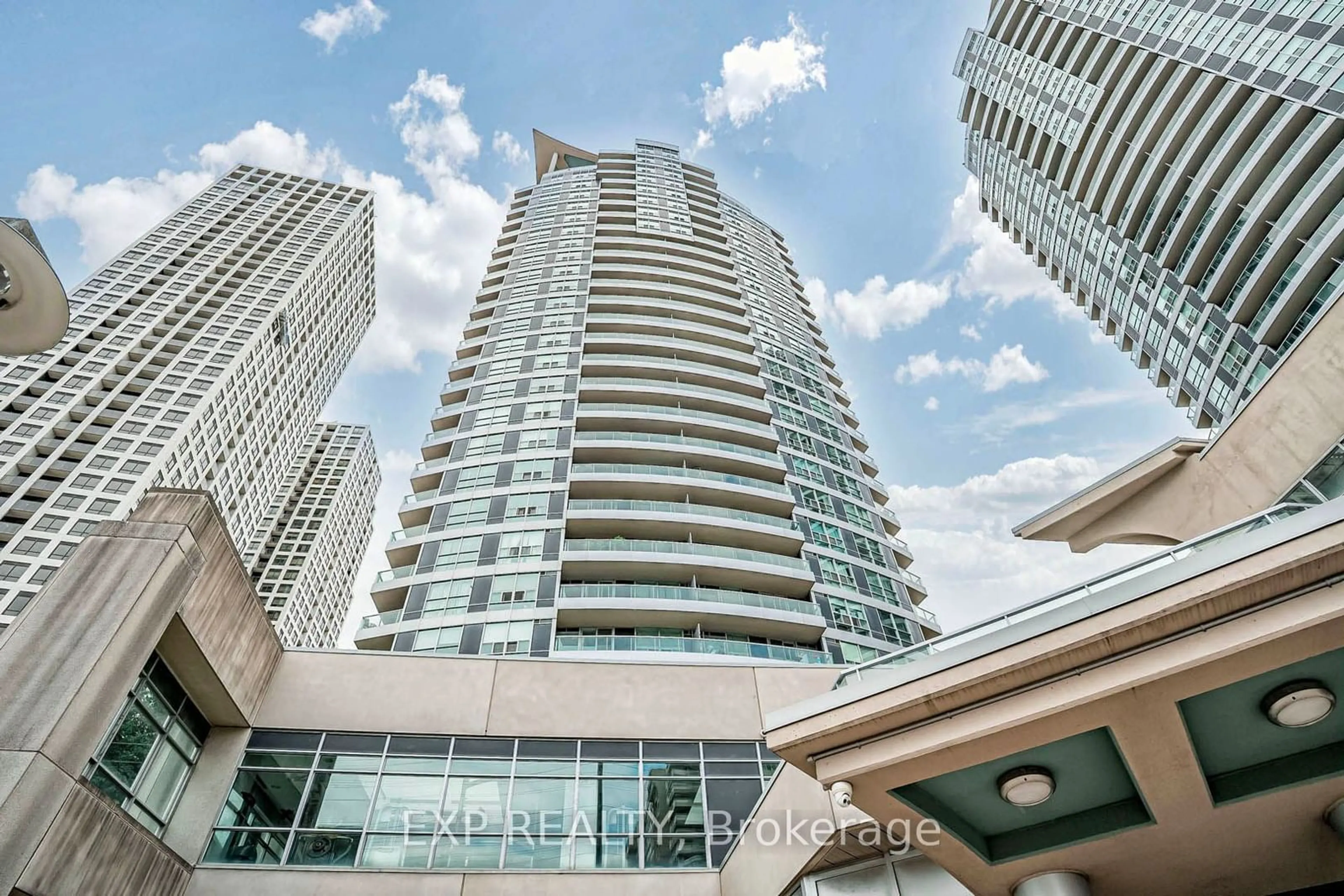 Indoor foyer for 33 Elm Dr #310, Mississauga Ontario L5B 4M2