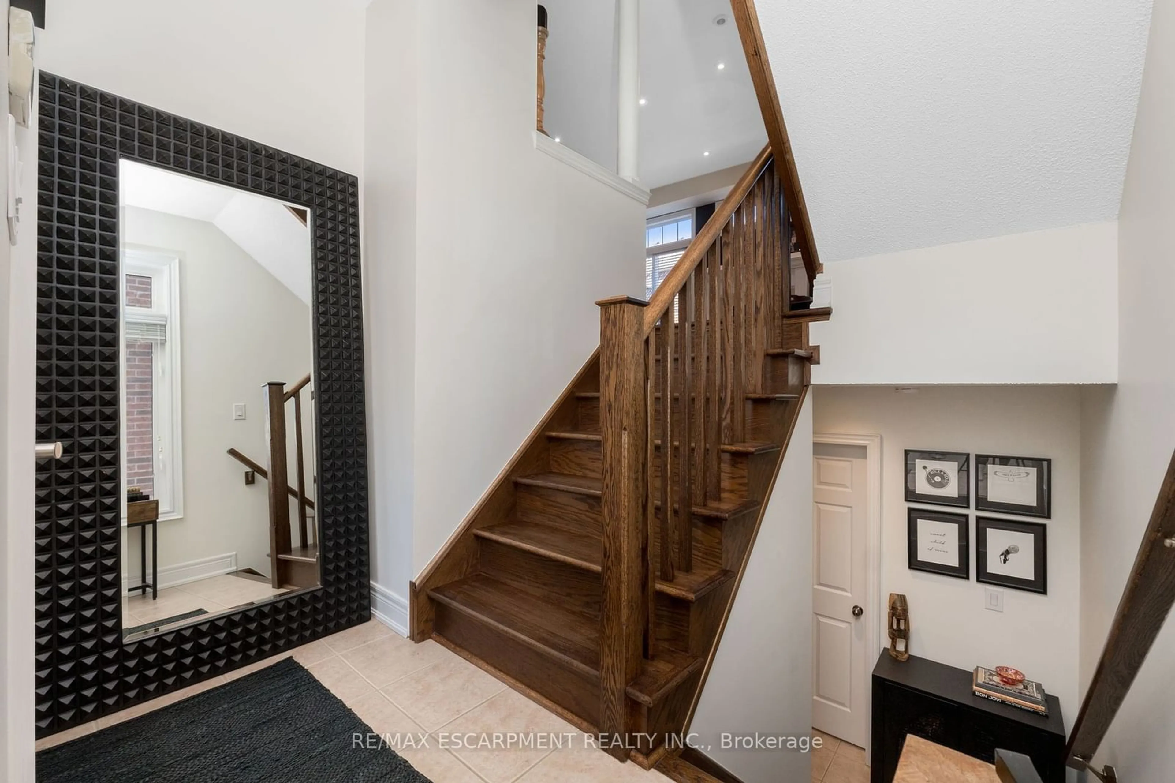 Stairs for 1989 Oana Dr, Mississauga Ontario L5J 0A5