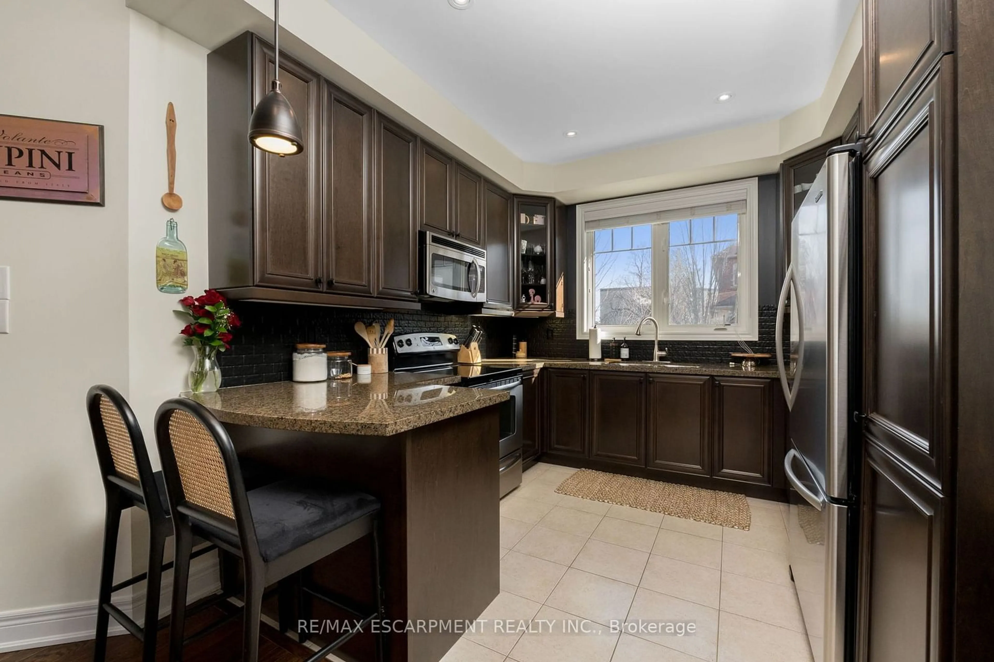 Open concept kitchen, ceramic/tile floor for 1989 Oana Dr, Mississauga Ontario L5J 0A5