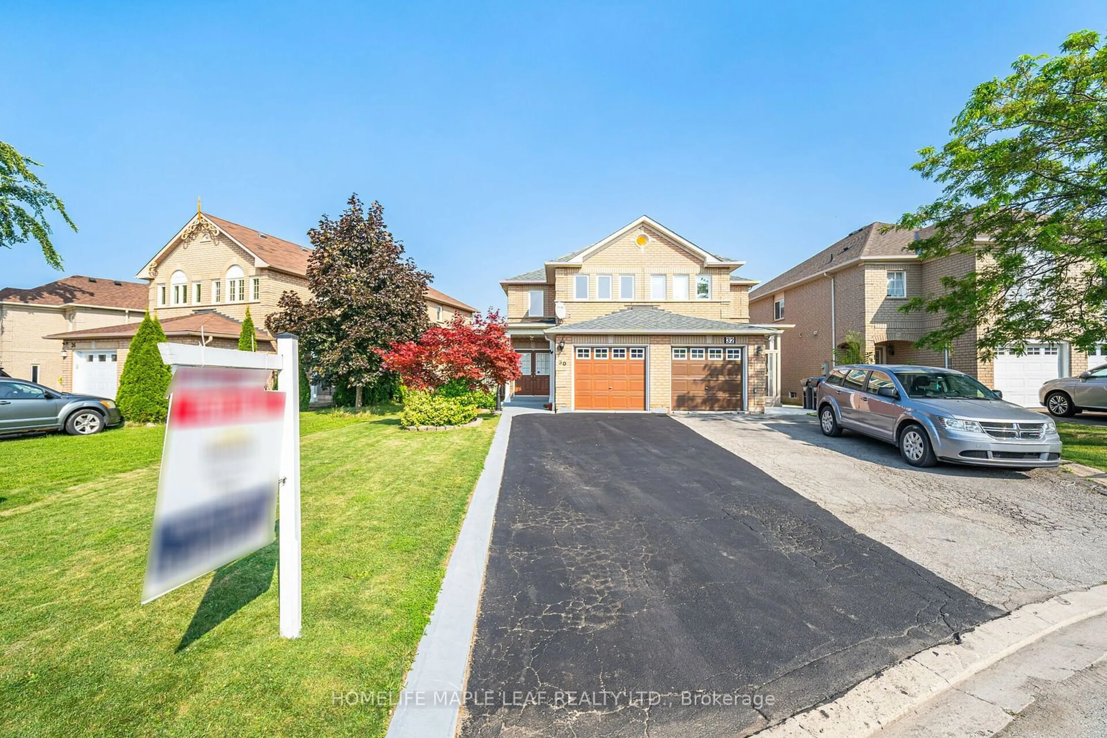 A pic from outside/outdoor area/front of a property/back of a property/a pic from drone, street for 30 Silo Crt, Brampton Ontario L6X 4S4