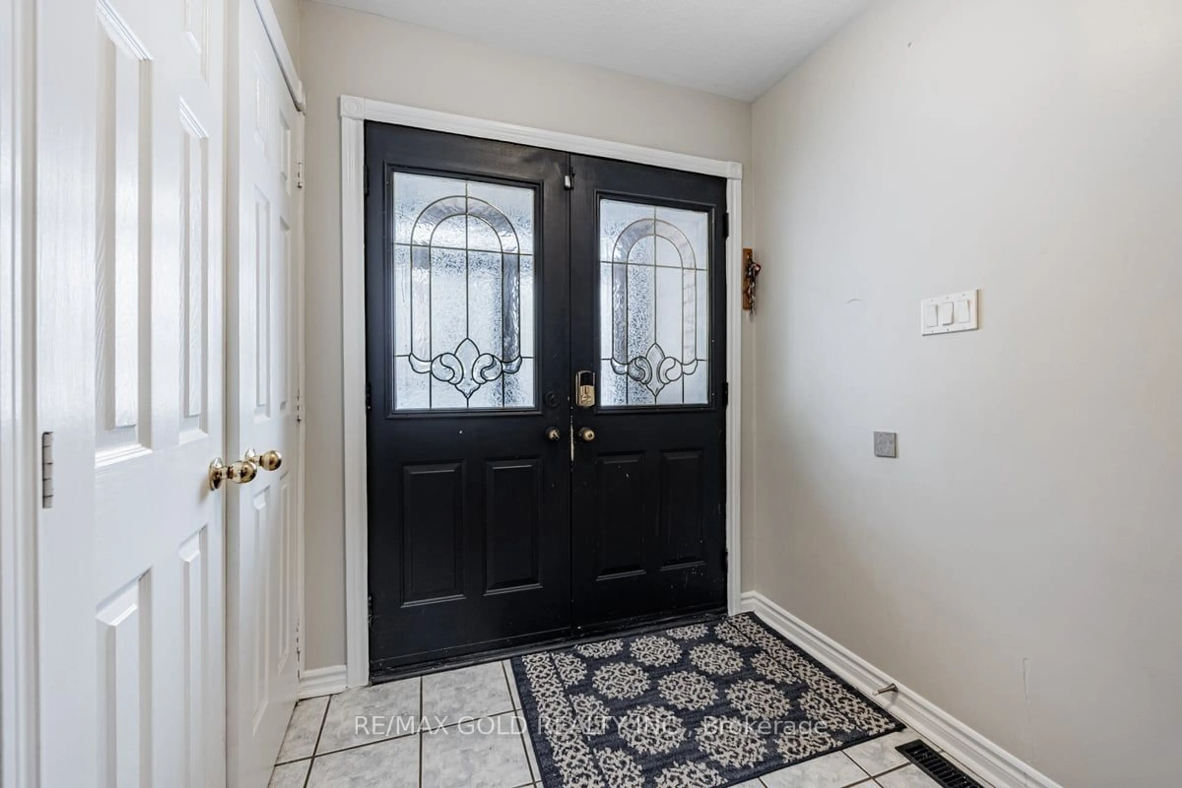 Indoor entryway for 151 Richwood Cres, Brampton Ontario L6X 4N3