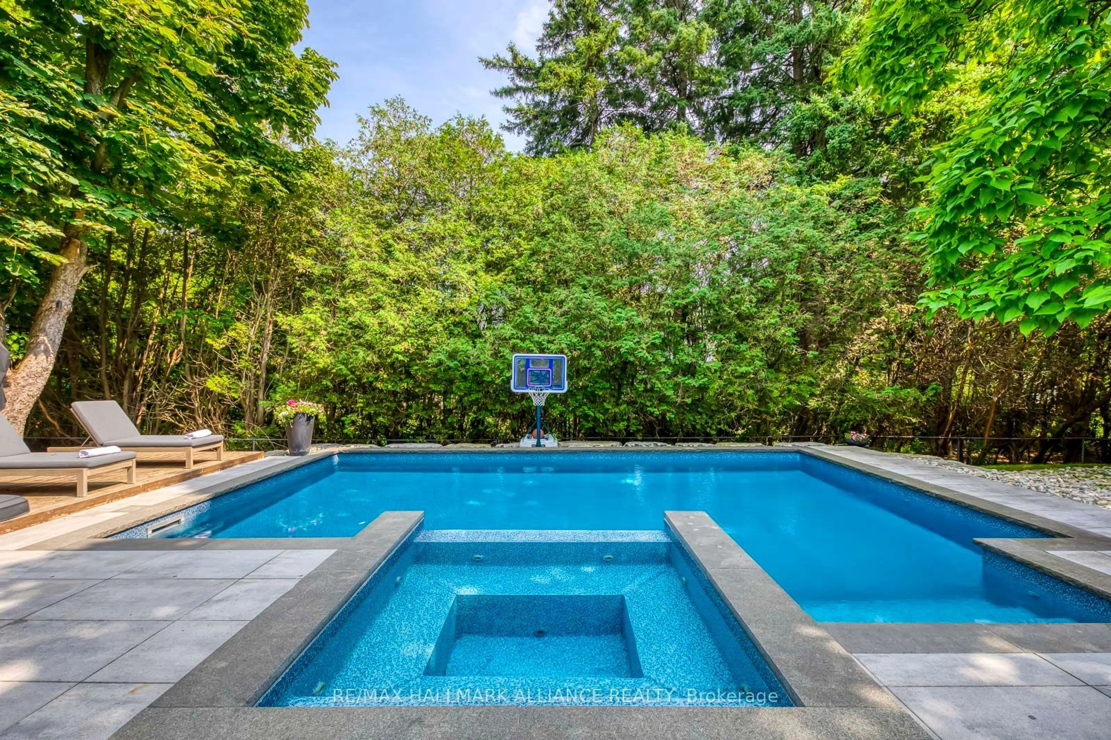 Pool for 138 Cavendish Crt, Oakville Ontario L6J 5S2