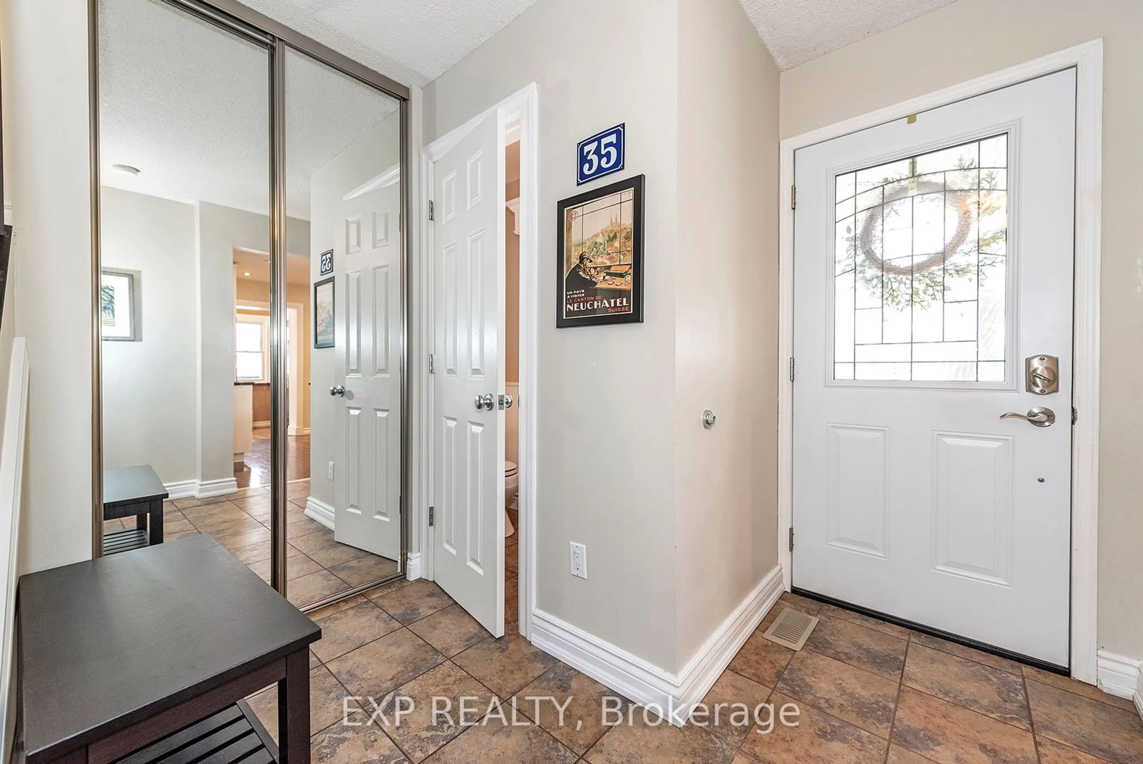 Indoor entryway for 35 Neuchatel Pl #35, Mississauga Ontario L5N 6A7