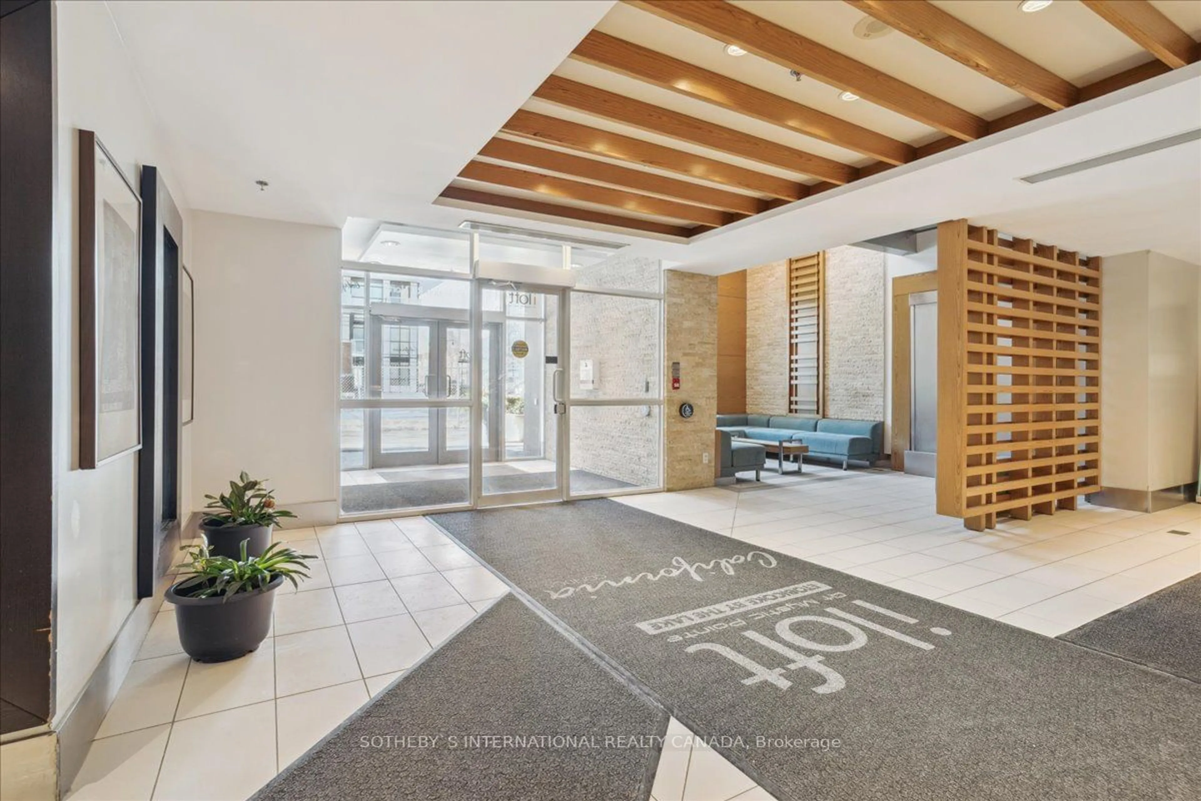 Indoor foyer for 165 Legion Rd #1022, Toronto Ontario M8Y 0B3