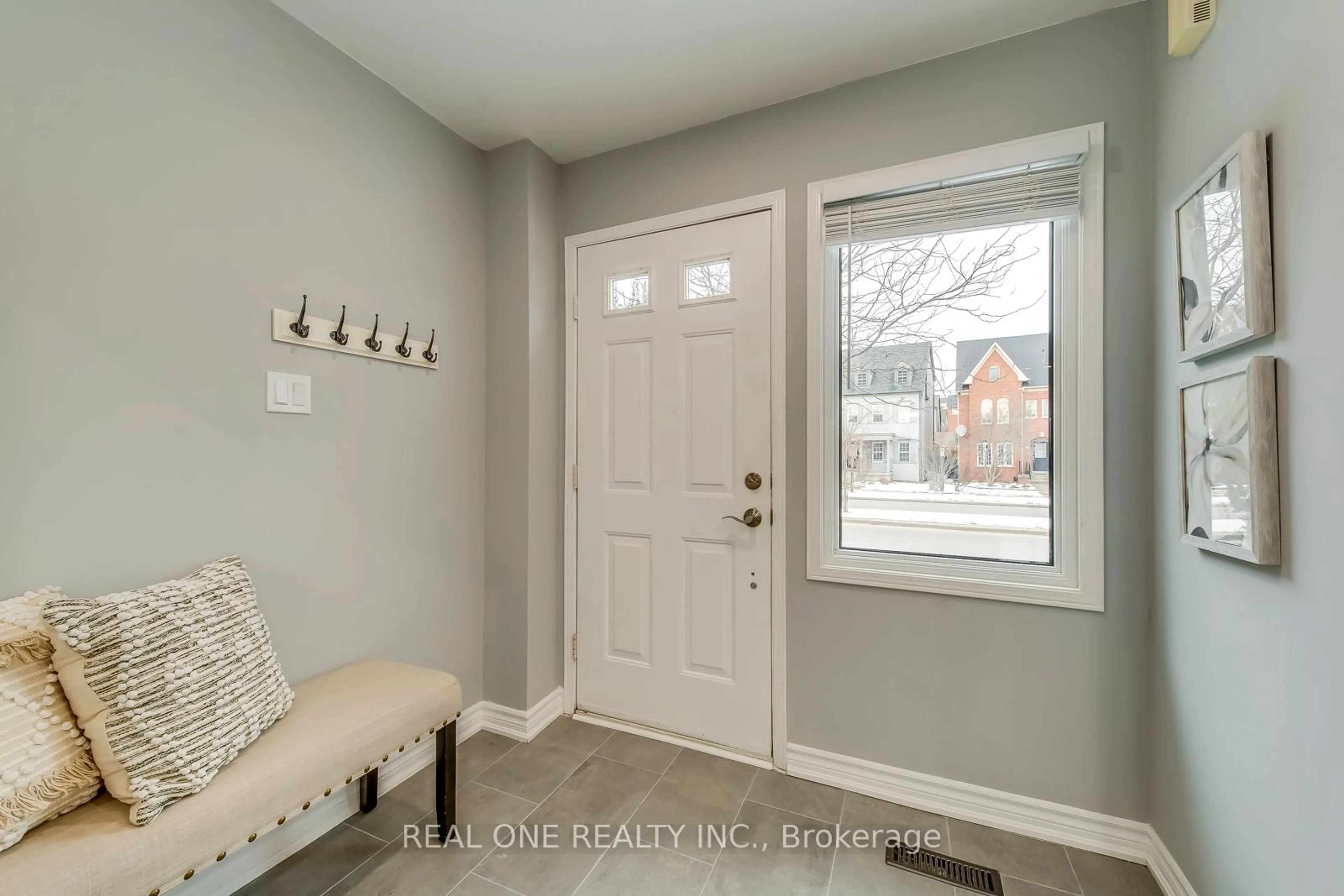 Indoor entryway for 70 Glenashton Dr, Oakville Ontario L6H 6G2